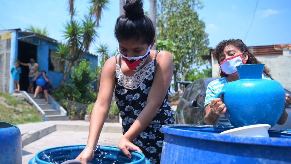 La Cruz Roja transportó agua a la colonia Los Almendros, en El Salvador, para hacer frente a la escasez en plena crisis sanitaria.