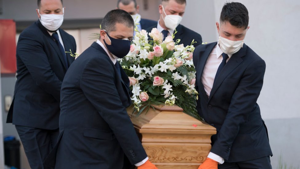 Las estadísticas oficiales de muertos con coronavirus son nada más la punta del iceberg. (Foto Prensa Libre: Getty Images)