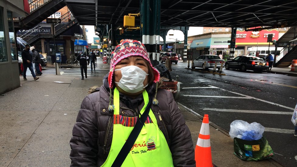 La peruana Elvira Zukazaka vende comida en las calles de Queens donde está el html5-dom-document-internal-entity1-quot-endepicentro del epicentrohtml5-dom-document-internal-entity1-quot-end de la pandemia.