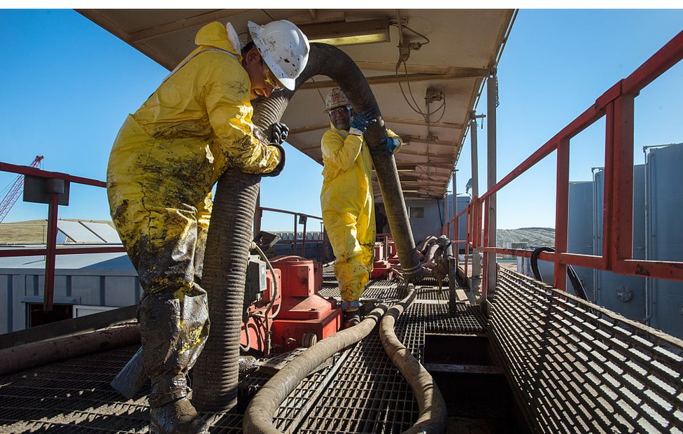 Muchas de los depósitos terrestres de petróleo están ubicados en tanques ubicados en zonas estratégicas. Getty Images
