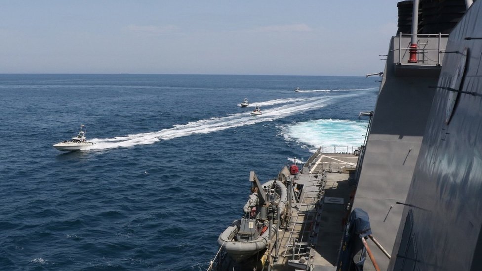 La Marina de EE.UU. dice que sus barcos en el Golfo Pérsico han sido hostigados por lanchas iraníes