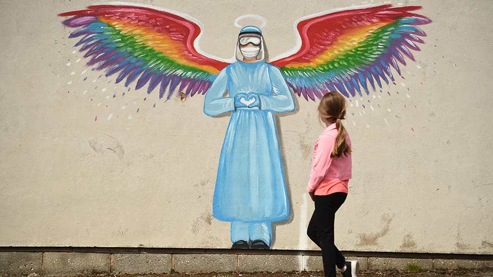 En el modelo matemático más usado para predecir el avance de las enfermedades infecciosas como la covid-19, los muertos son considerados recuperados. (Foto Prensa Libre: Getty Images)