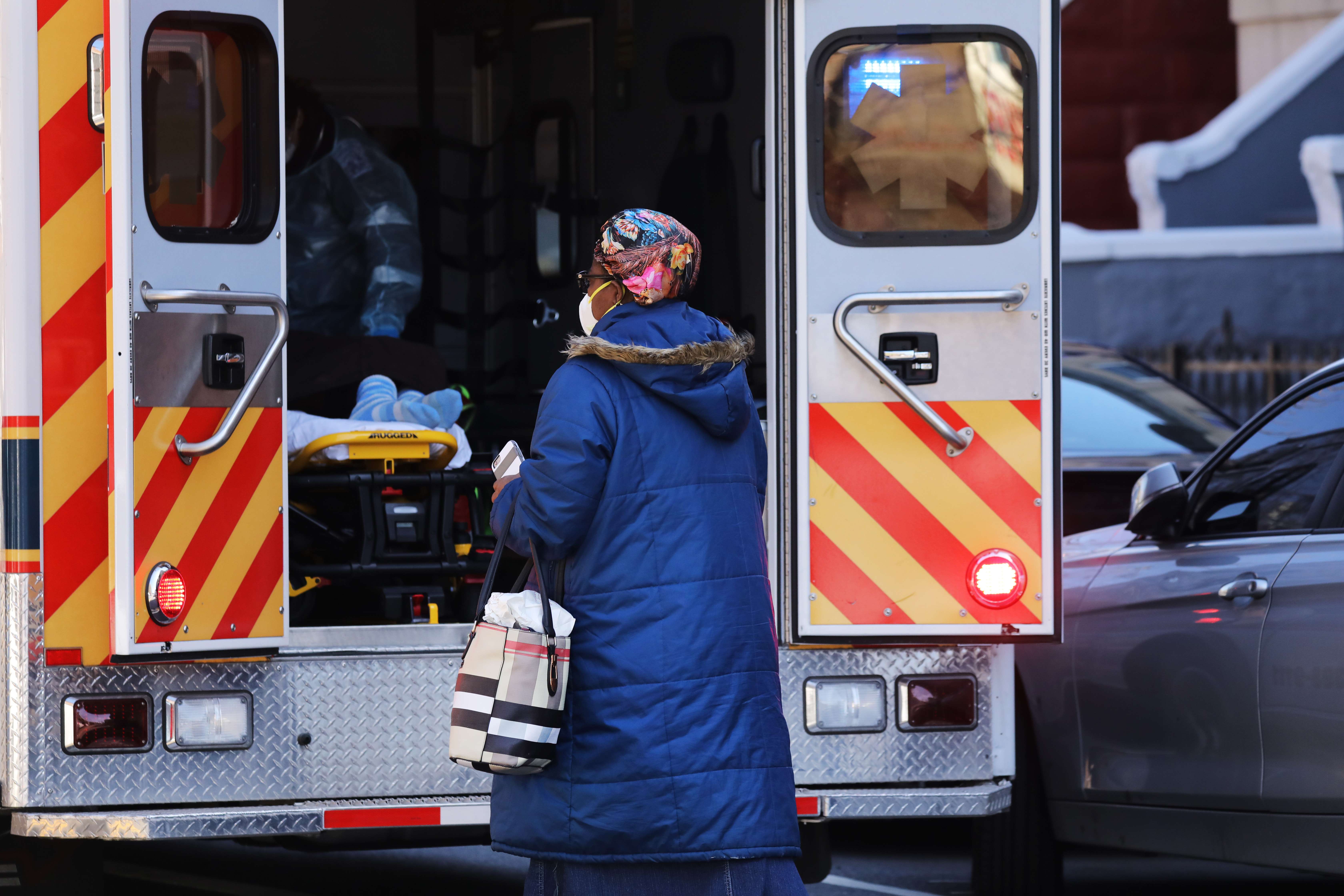 Un pariente se encuentra cerca de un paciente que fue llevado en una ambulancia el 11 de abril de 2020 en el distrito de Brooklyn de la ciudad de Nueva York. (Foto Prensa Libre: AFP)