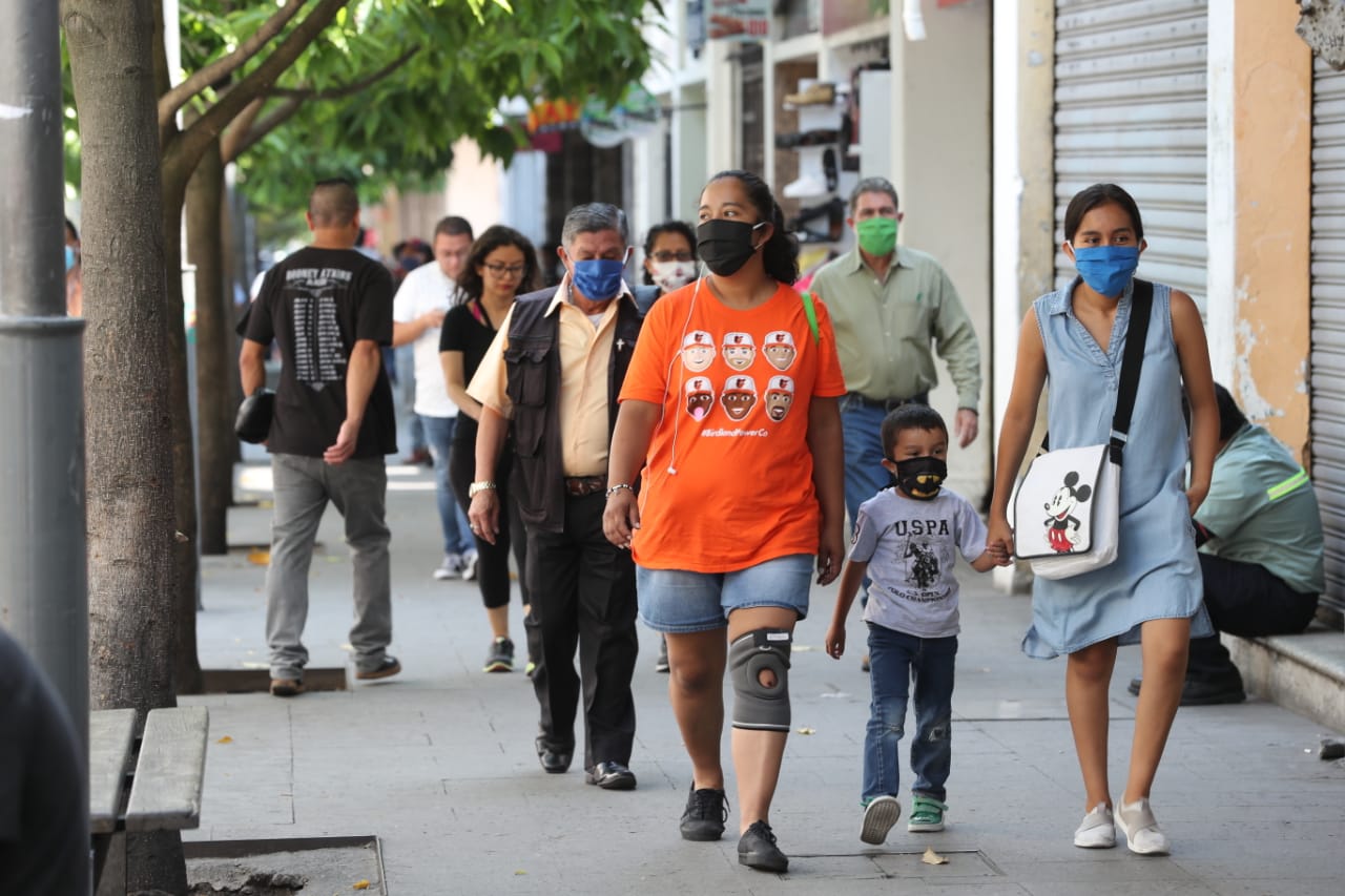 Ciudadanos utilizan mascarilla para evitar más contagios de coronavirus. (Foto Prensa Libre: Érick Ávila).