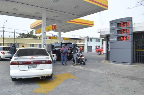 Este día los consumidores pudieron observar otra baja en el precio de los combustibles. Foto Prensa Libre: María Reneé Barrientos. 