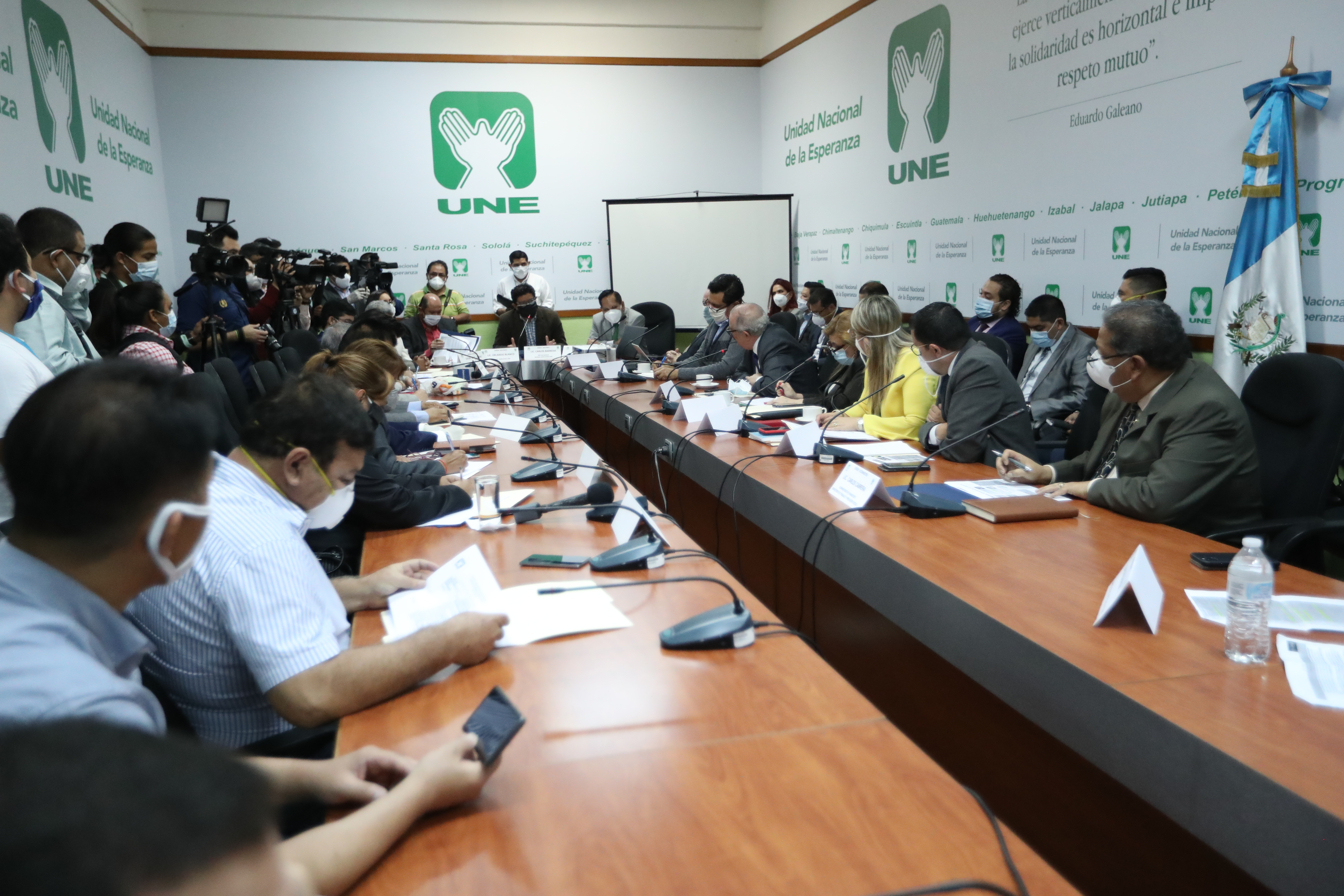 Bancada de la UNE realiza citacin al ministro y viceministros de Economa.

En imagen: bancada UNE, ministro de economa, Antonio Malouf; ministro del trabajo, Rafael Lobos. (Foto Prensa Libre: Miriam Figueroa)