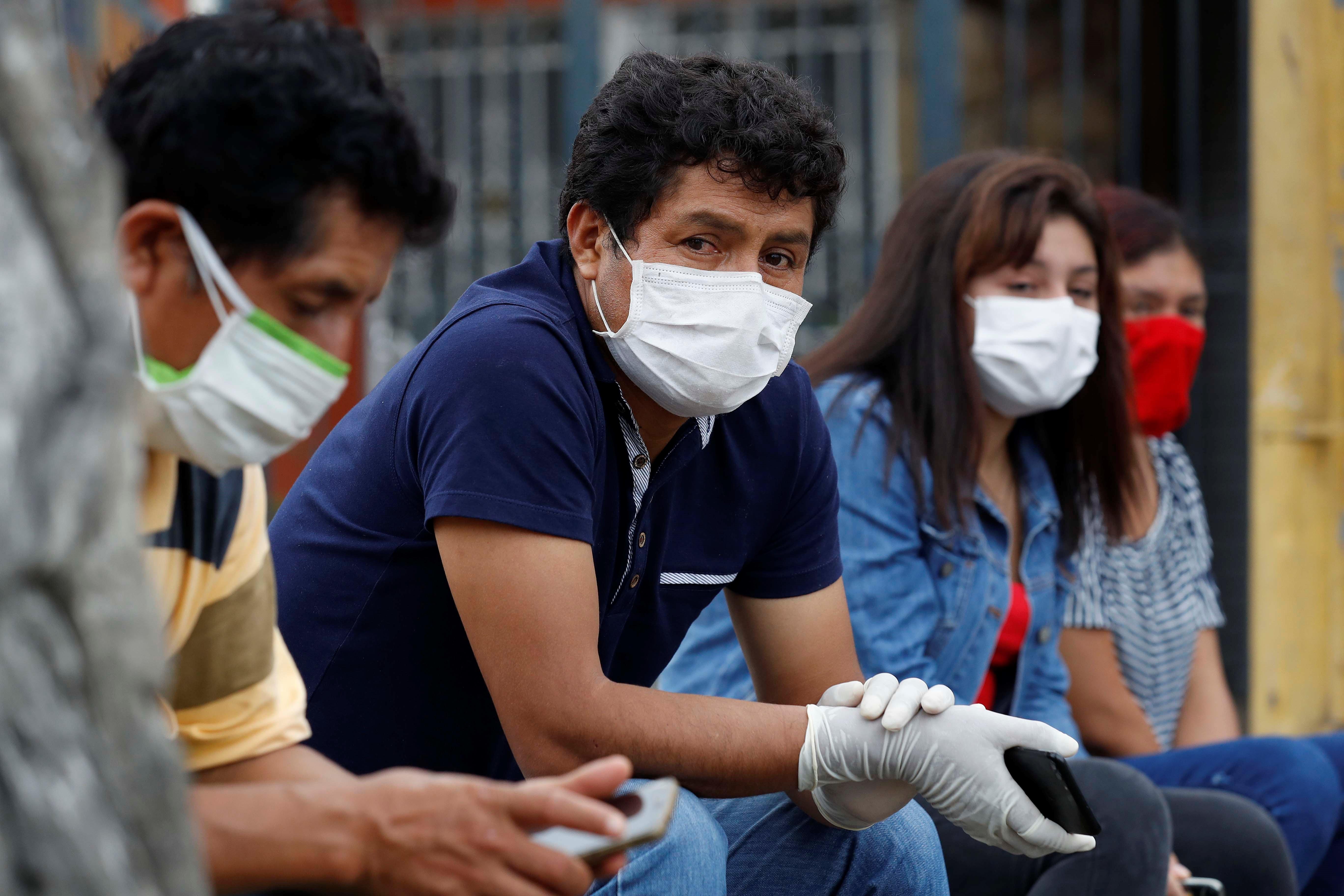 Hombres y mujeres no podrán salir al mismo tiempo en Perú. (Foto Prensa Libre: EFE)