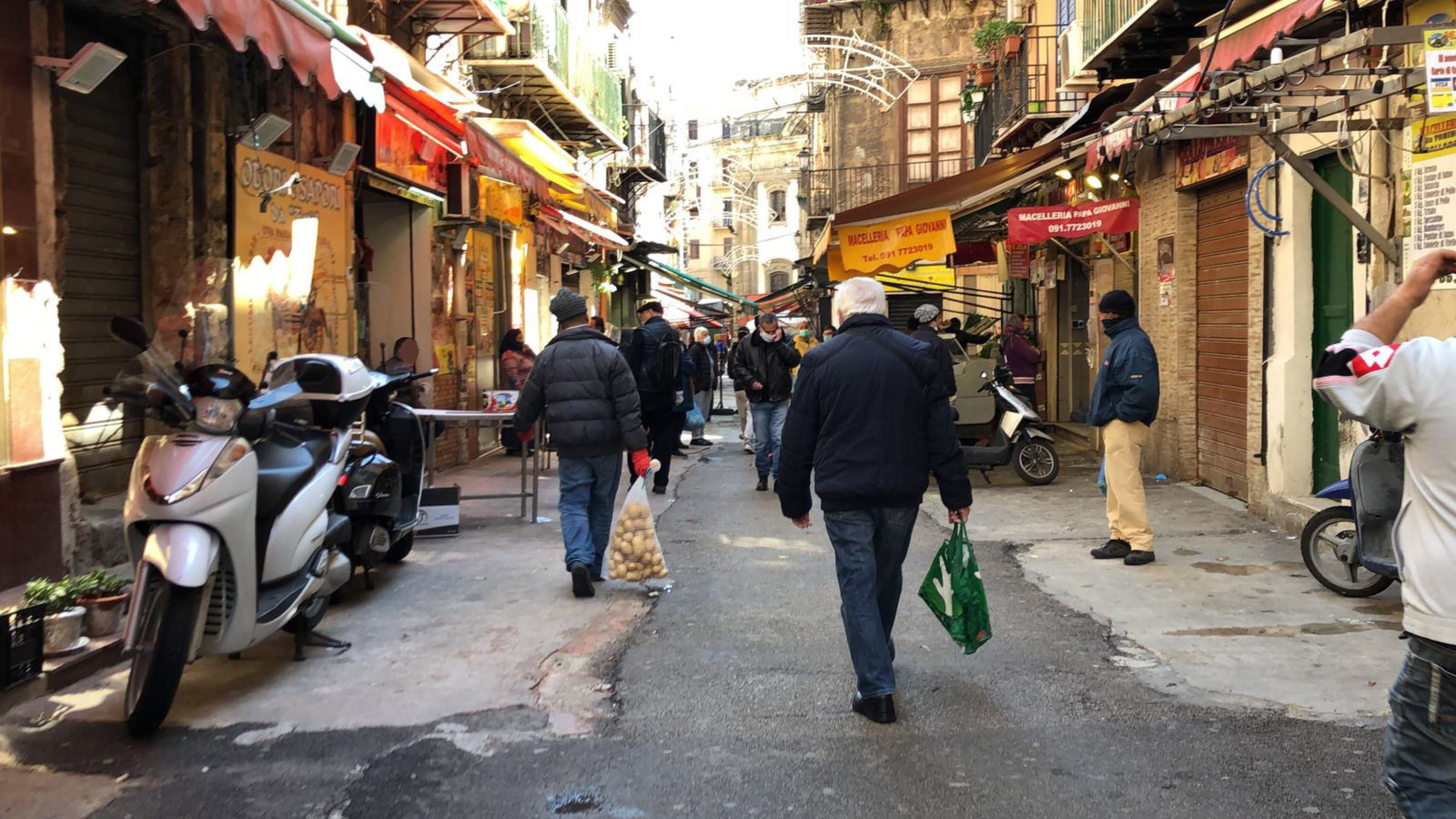 Vista de una calle de Palermo, Sicilia. (Foto Prensa Libre: EFE)