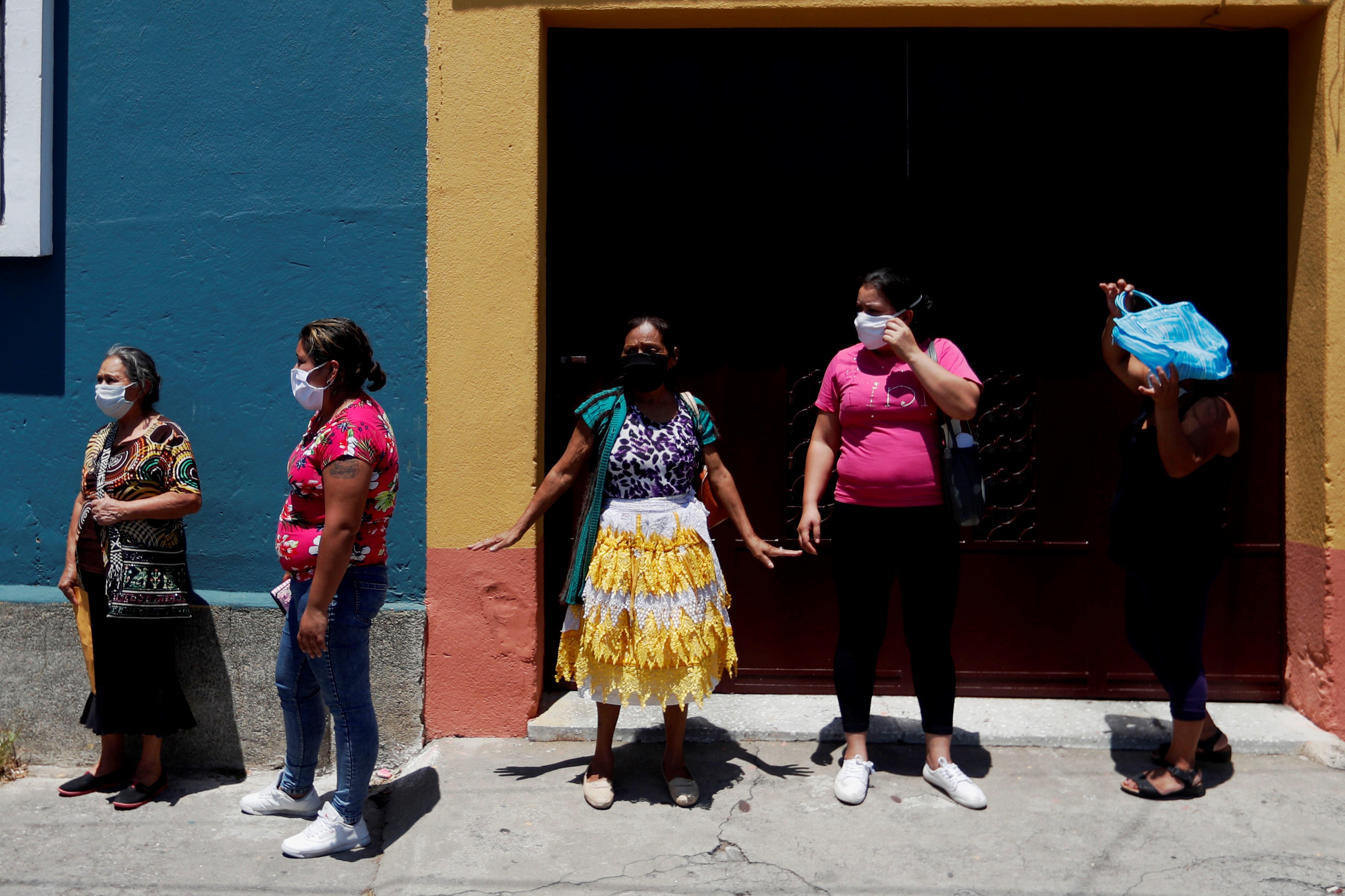 A las mujeres y menores se les dificulta presentar denuncias por el distanciamiento social y la suspensión del transporte público. Foto Prensa Libre: EFE