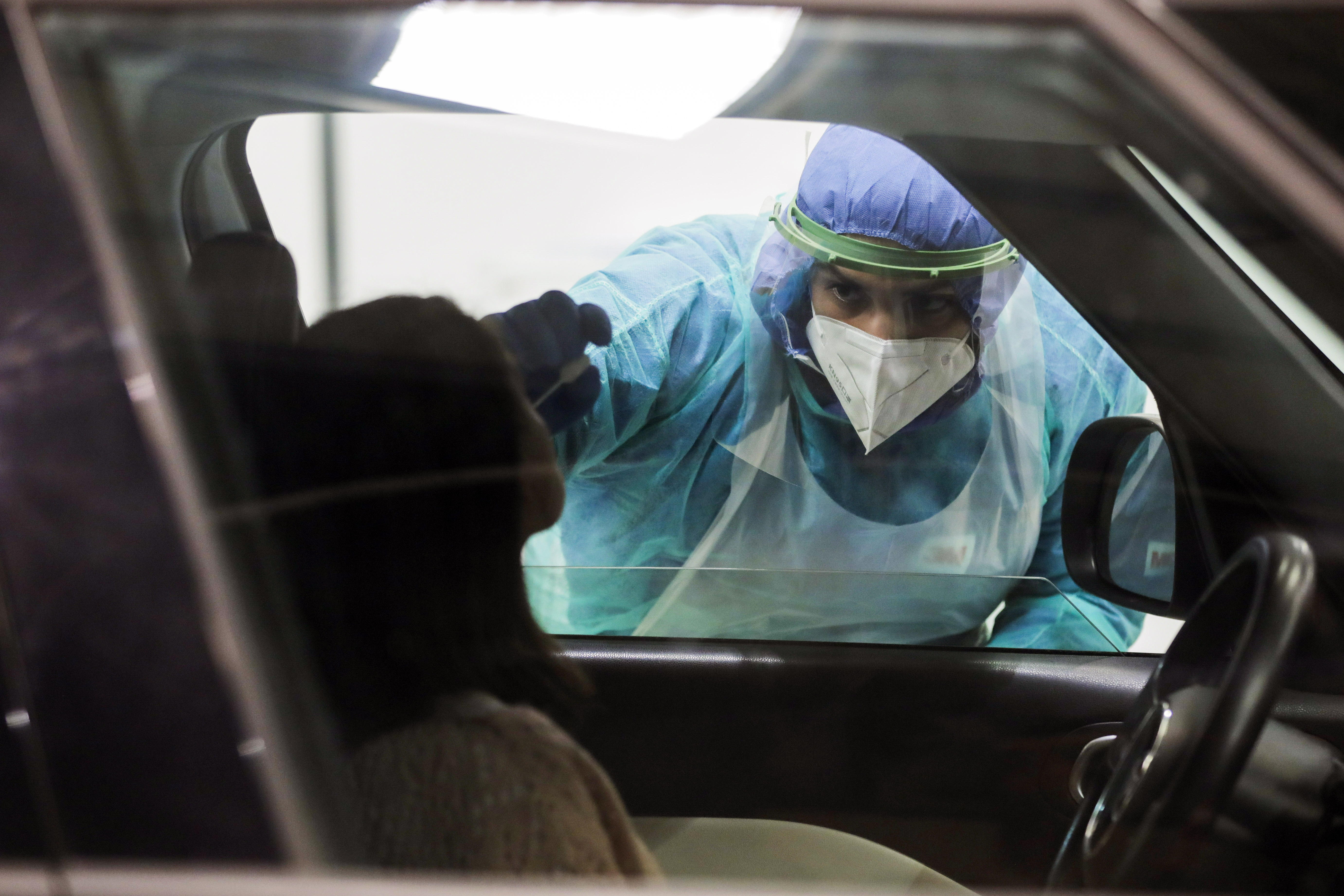 Personal de salud aplica controles en varios países del mundo para evitar la propagación del covid-19. (Foto Prensa Libre: EFE)