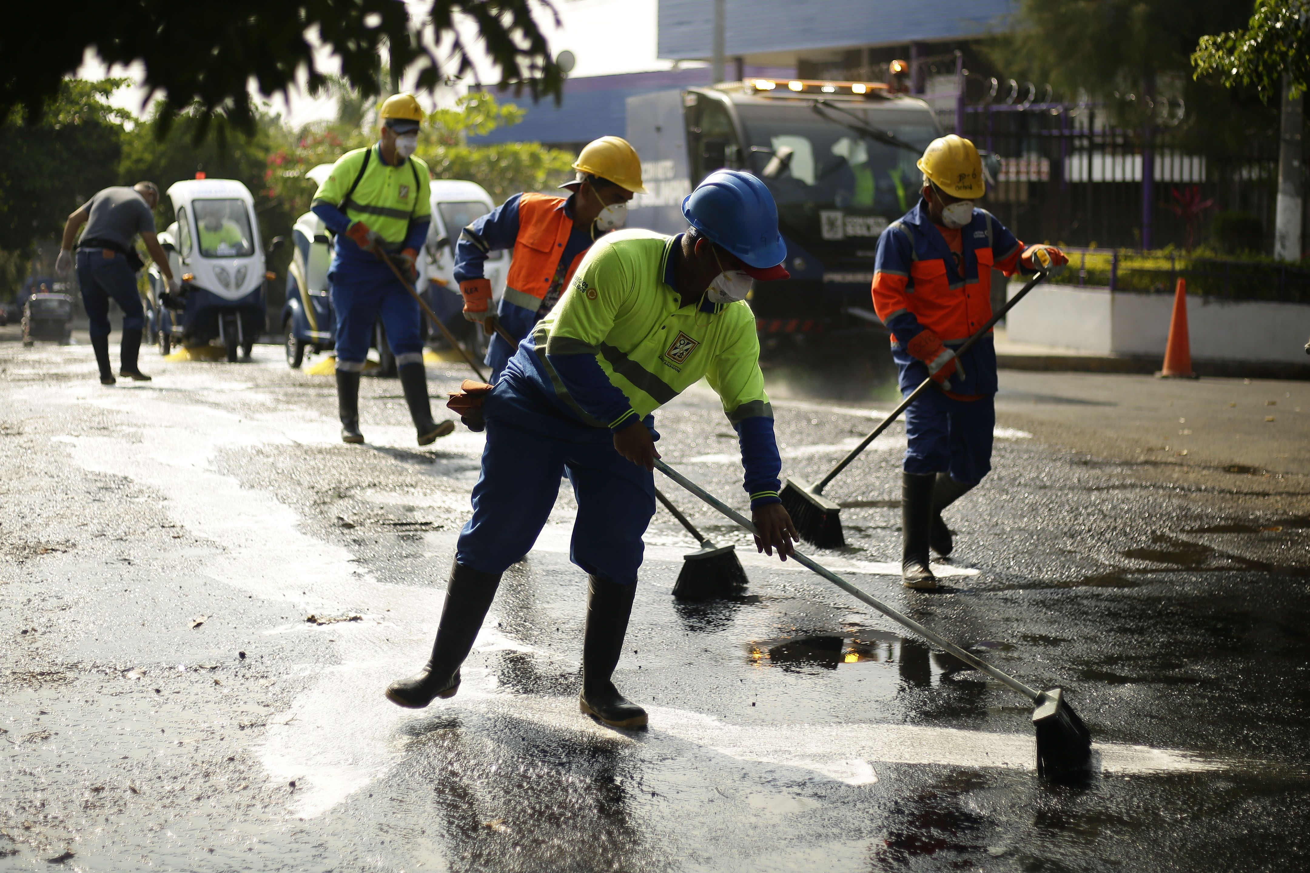 Trabajadores de la alcaldía de San Salvador realizan limpieza y desinfección de las principales calles. (Foto Prensa Libre: EFE)