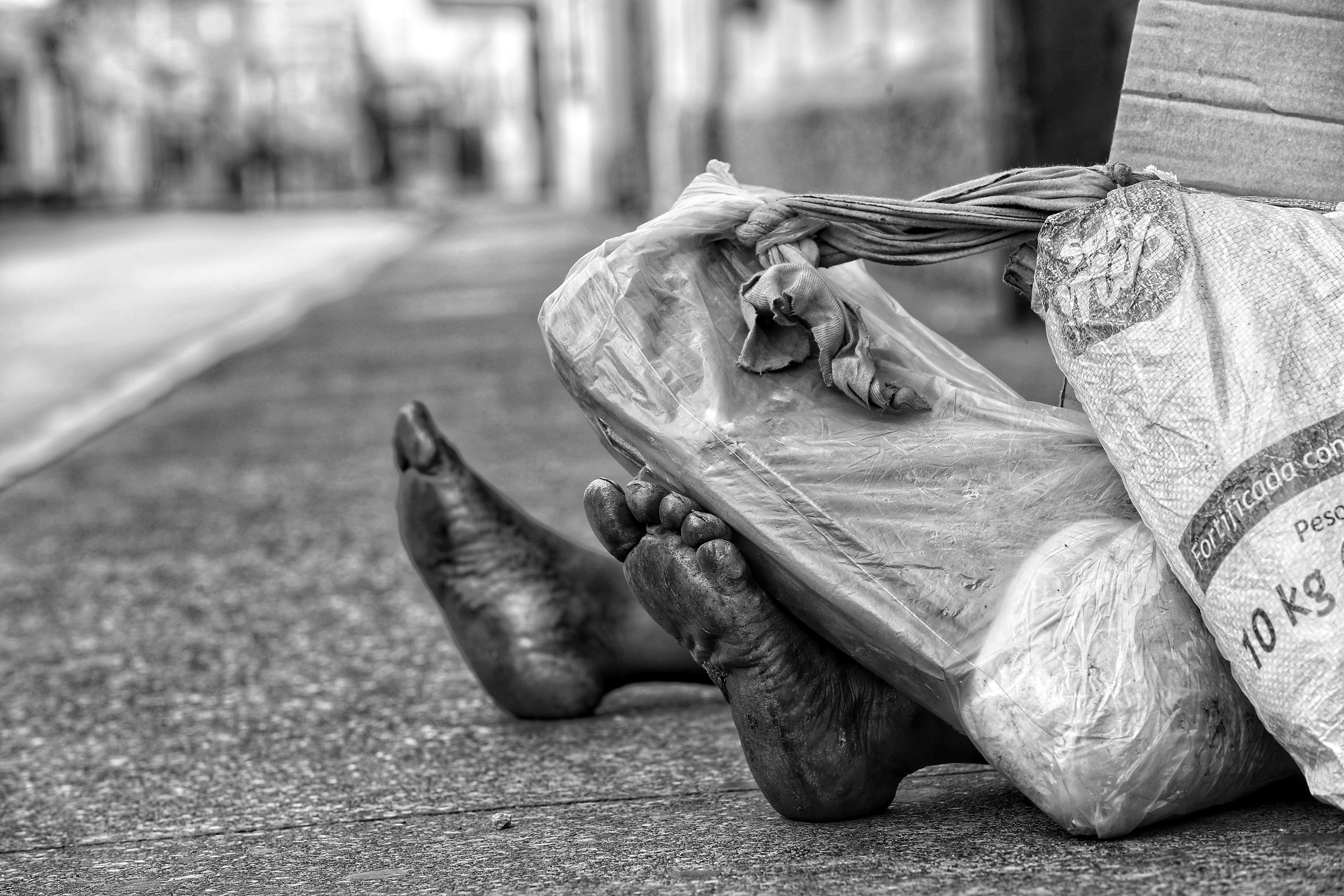 Varios indigentes permanecen en las calles de la ciudad, en situación de precariedad. Fotografía Prensa Libre:Esbin Garcia