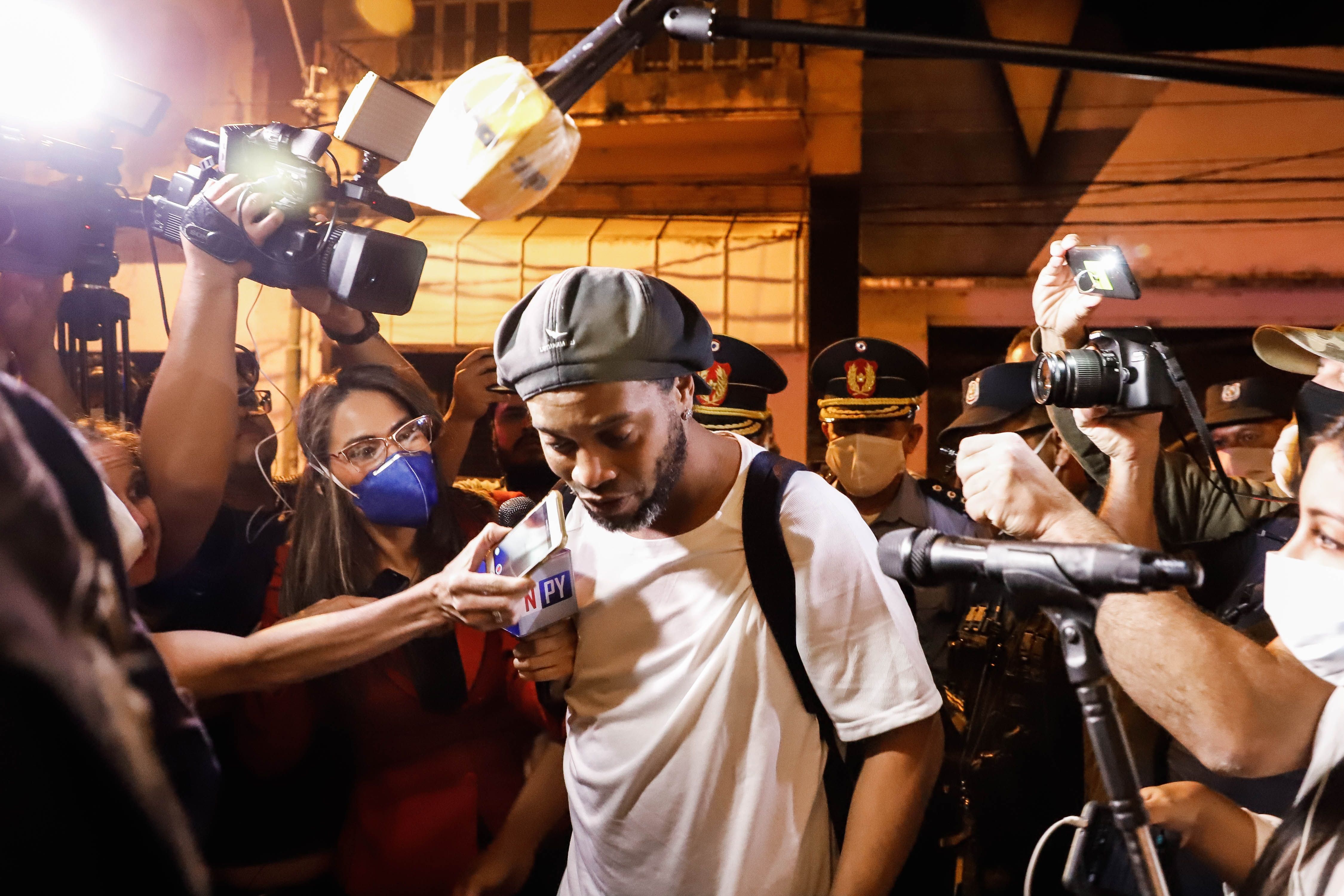 Ronaldinho Gaucho a su llegada al Hotel Palmaroga, en Asunción. (Foto Prensa Libre: EFE)