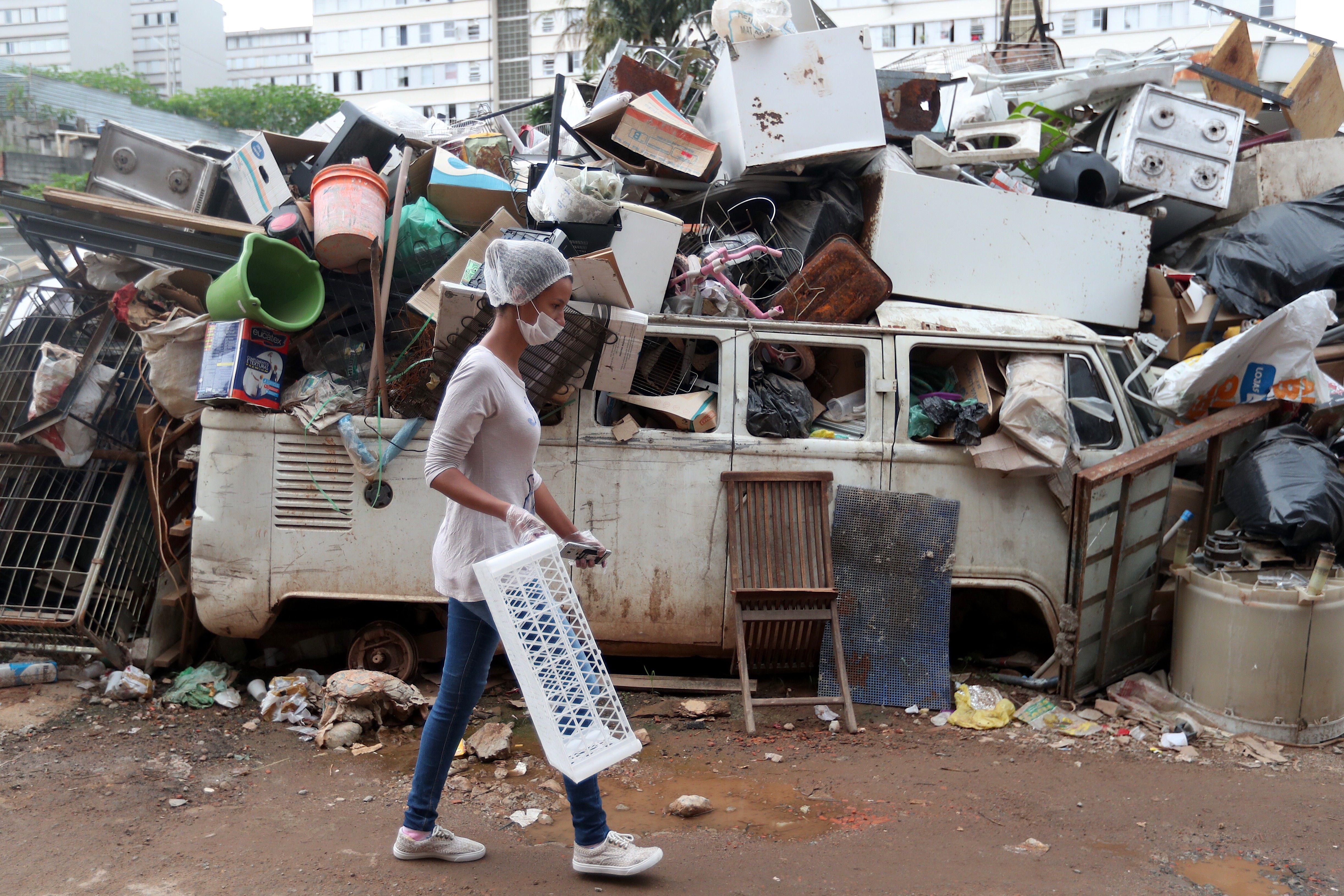 Brasileños que viven en favelas han tenido que obtener recursos para contratar ambulancias y fabricar sus mascarillas ante la emergencia del coronavirus. (Foto Prensa Libre: EFE)