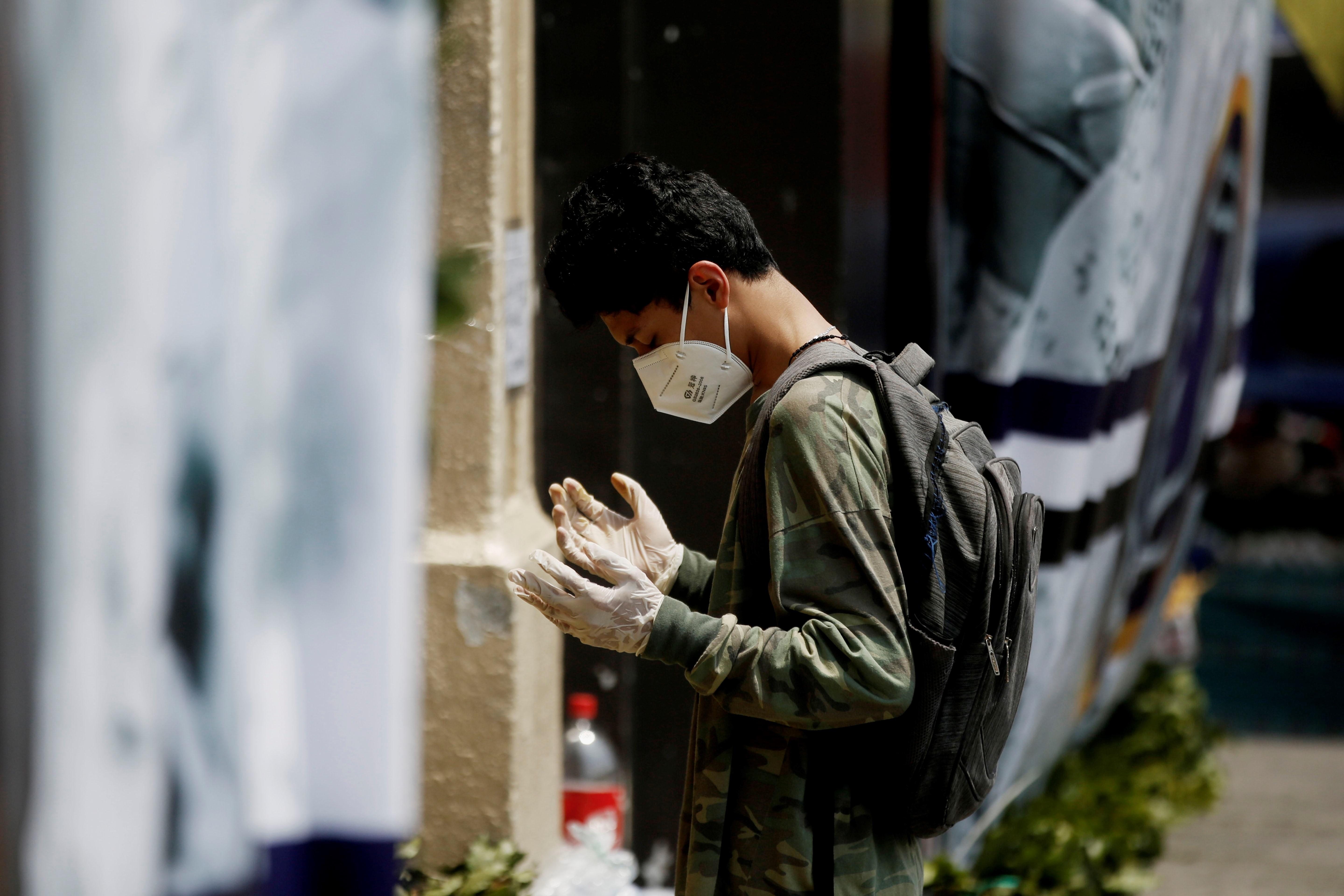 Los días de Semana Santa podrían desencadenar una serie de contagios. (Foto Prensa Libre: Esteban Biba/Efe
