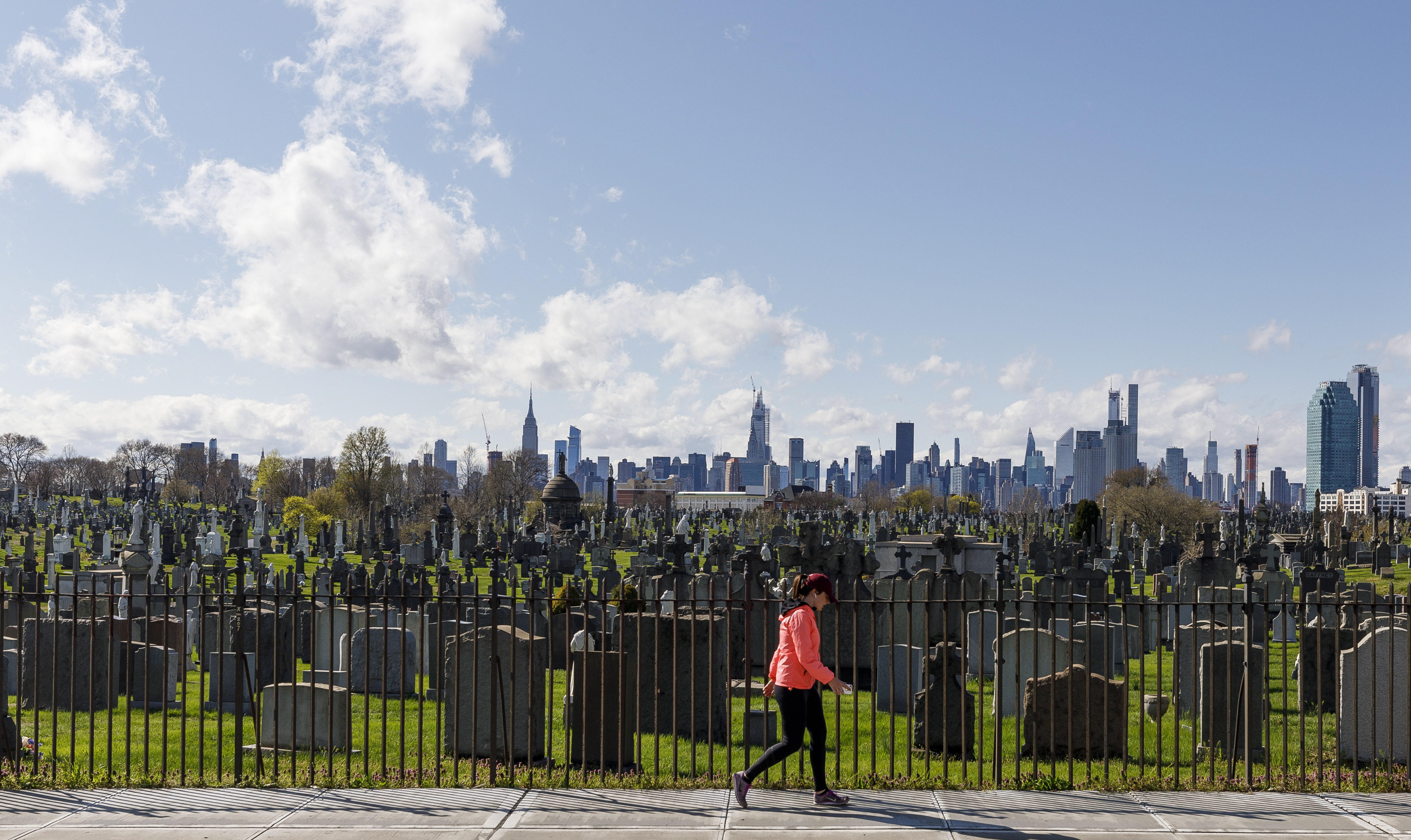 Los cementerios de Nueva York continúan recibiendo víctimas de la pandemia covid-19. (Foto Prensa Libre: EFE)