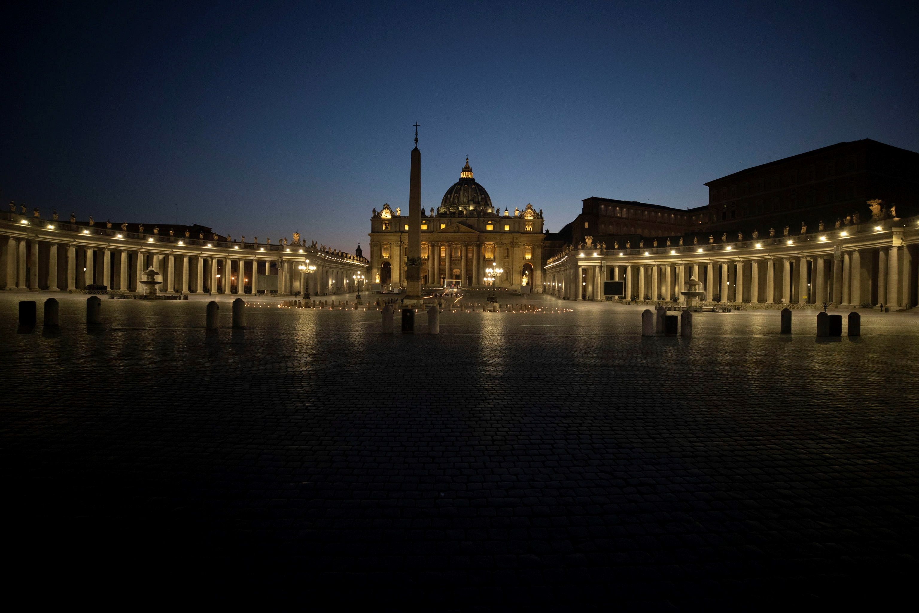 -FOTODELDIA- EPA9769. CIUDAD DEL VATICANO (VATICANO), 10/04/2020.- Preparativos para el Via Crucis y el Viernes Santo, que será presidido por el Papa Francisco en la plaza vacía fuera de la Basílica de San Pedro, debido al bloqueo para detener la propagación de la infección COVID-19 causada por el nuevo Coronavirus este viernes santo, en la Ciudad del Vaticano. EFE/ Massimo Percossi