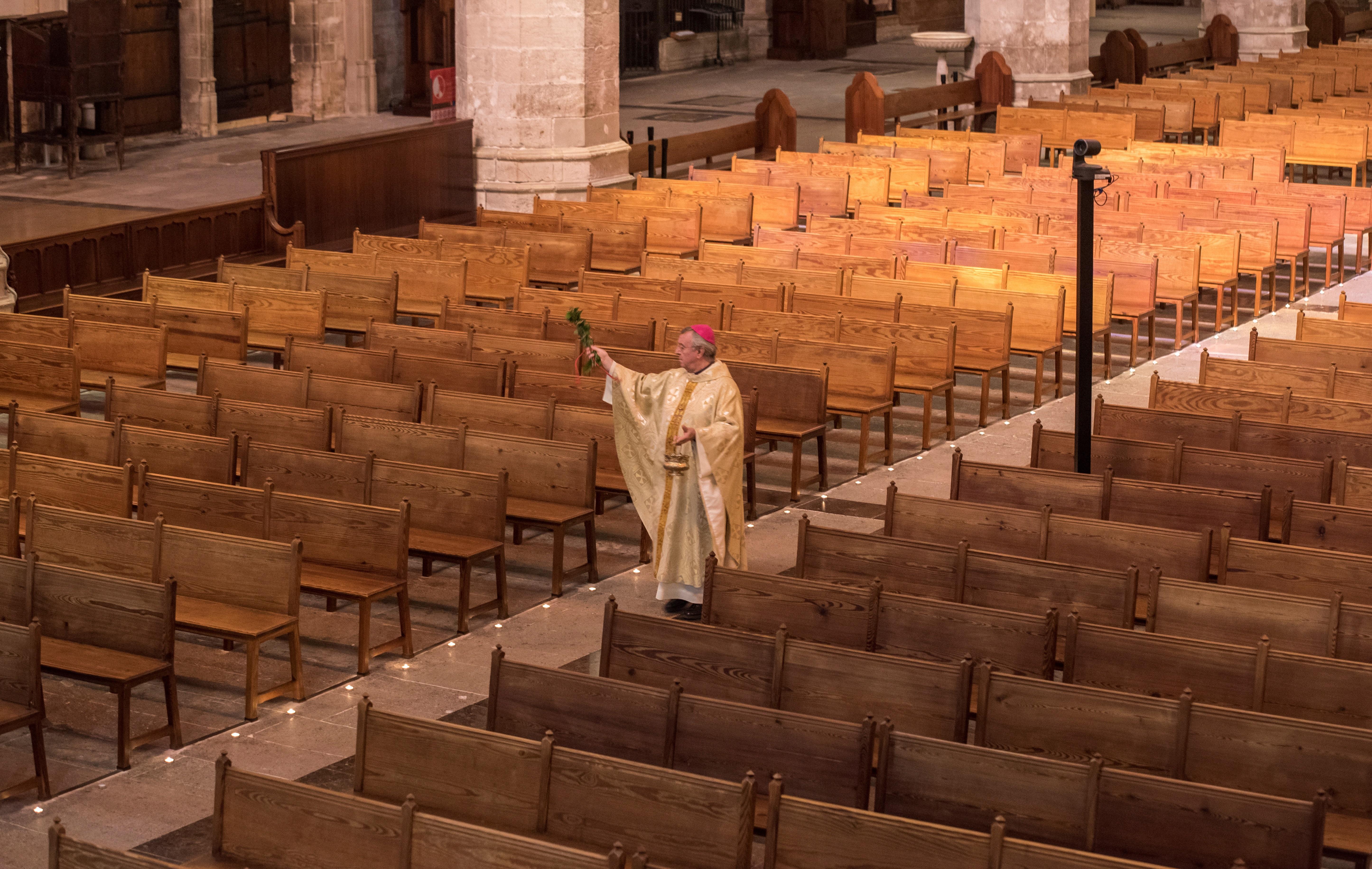 El Obispo Sebastià Taltavulla ha oficiado la tradicional Misa de Pascua en la Catedral de Mallorca, España, sin feligreses.  (Foto Prensa Libre: EFE)