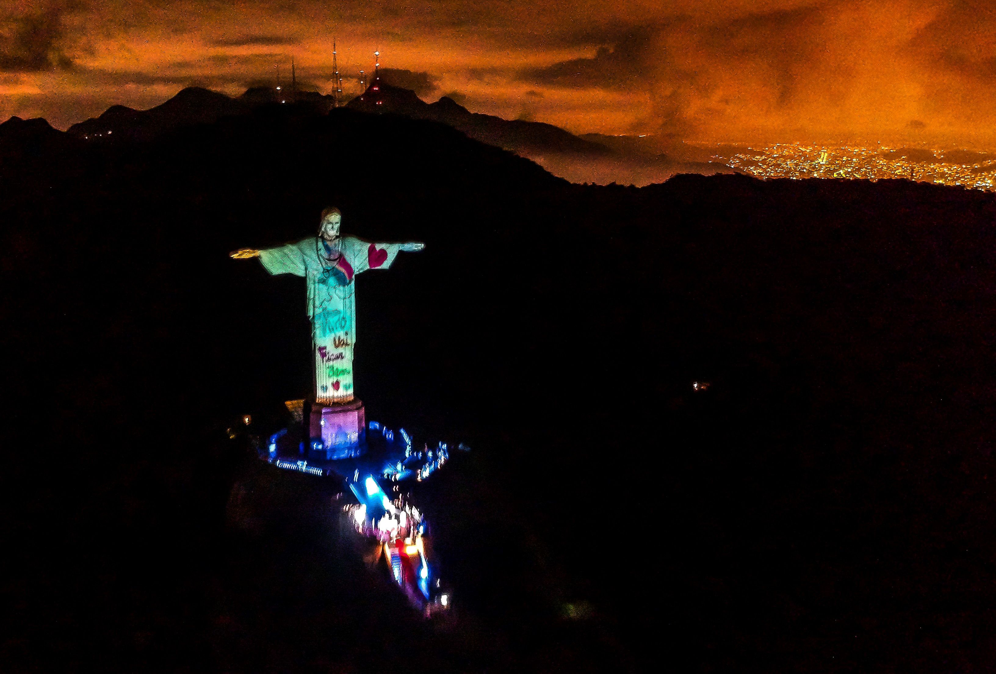 Vista de la estatua del Cristo Redentor con proyecciones, durante un acto religioso para celebrar el domingo de Pascua en Rio de Janeiro, Brasil. (Fotor Prensa Libre: EFE)