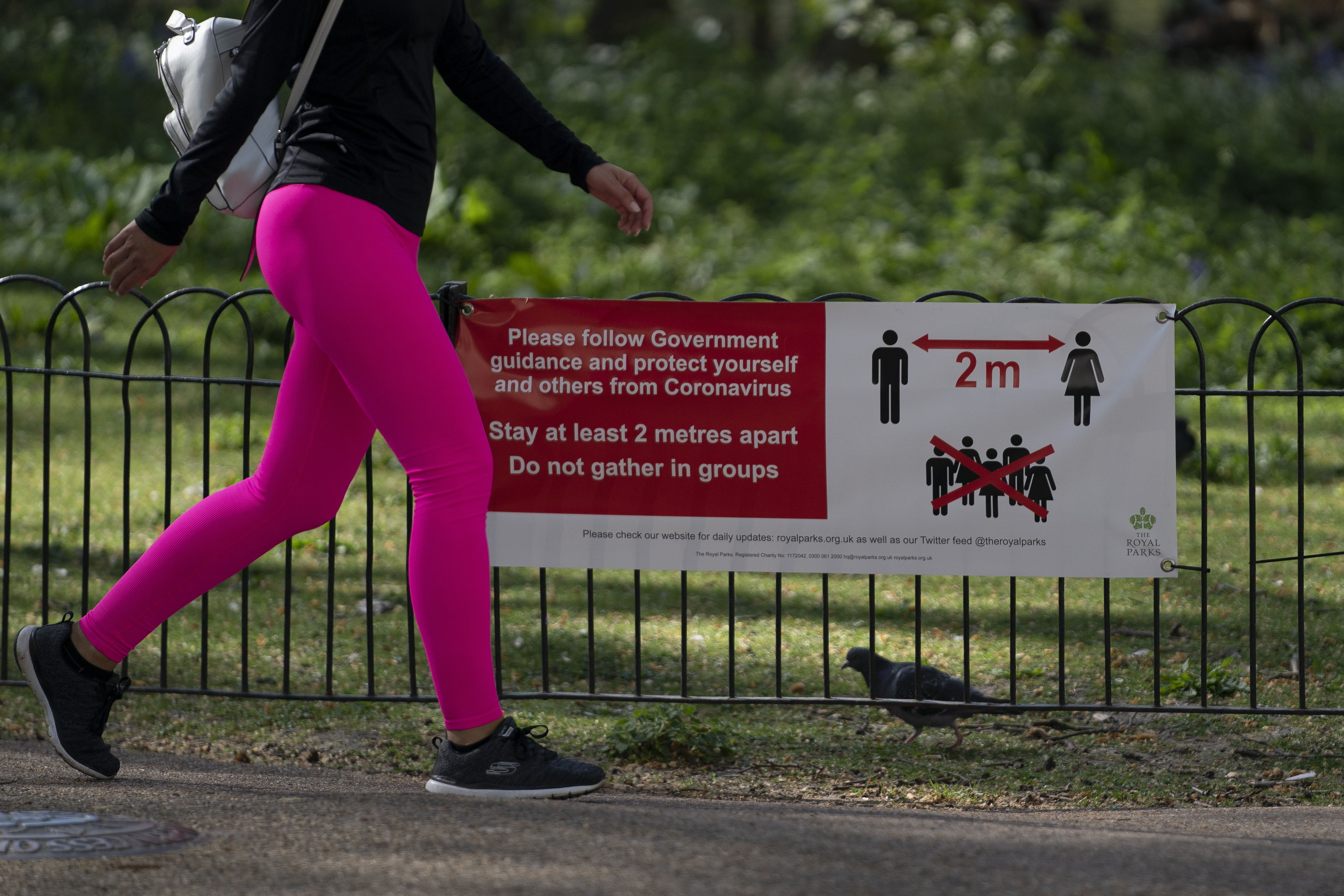 London (United Kingdom), 13/04/2020.- A general view of signage in St James Park, Central London Britain, 13 April 2020. Debenhams recently filed for fell into administration and also closed its 142 UK stores, in line with Government guidance on coronavirus. Britons can only leave their homes for essential reasons or may be fined, in order to reduce the spread of the SARS-CoV-2 coronavirus which causes the Covid-19 disease. (Reino Unido, Londres) EFE/EPA/WILL OLIVER