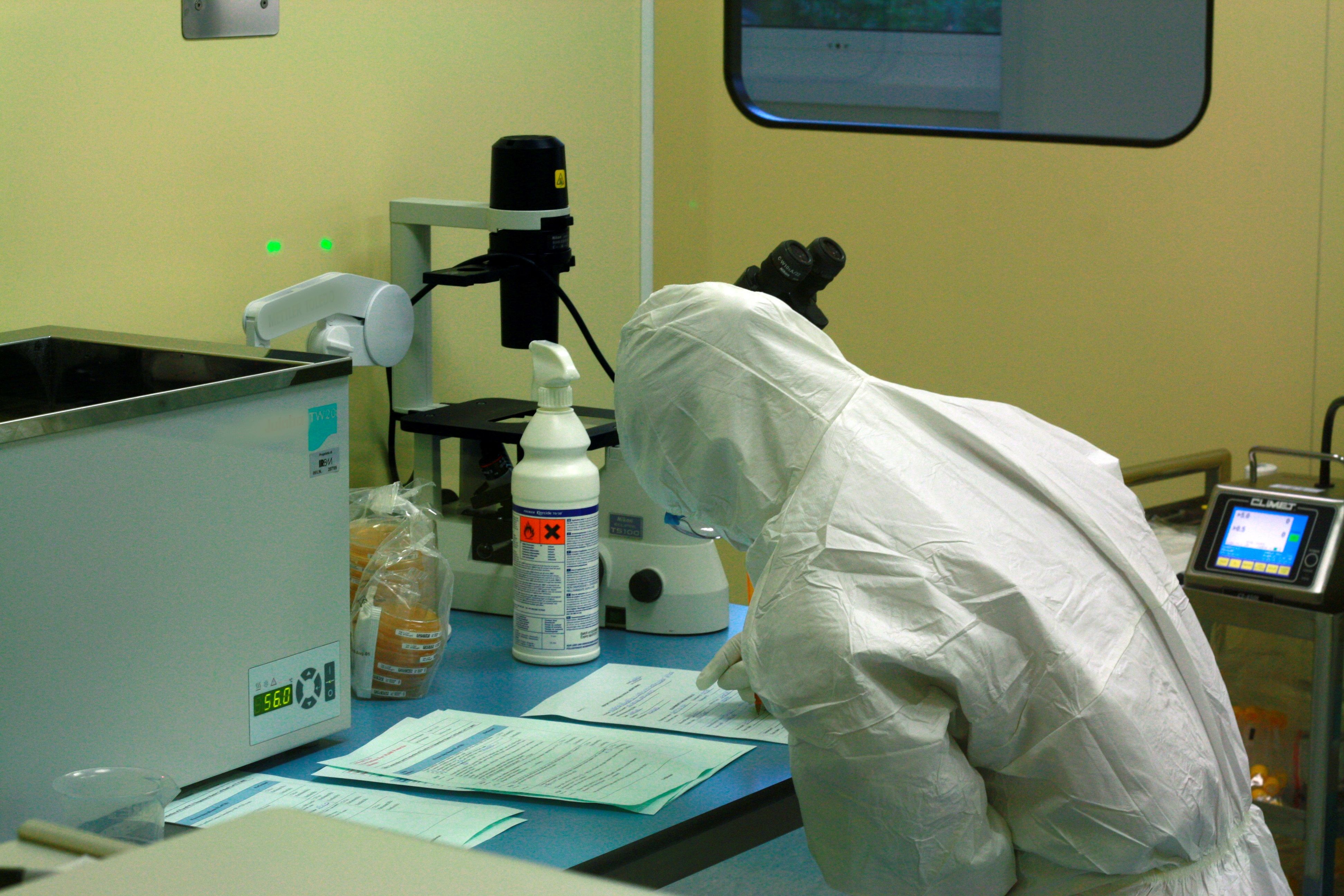 Alrededor del mundo varios laboratorios buscan una cura para el nuevo coronavirus. (Foto Prensa Libre: EFE)