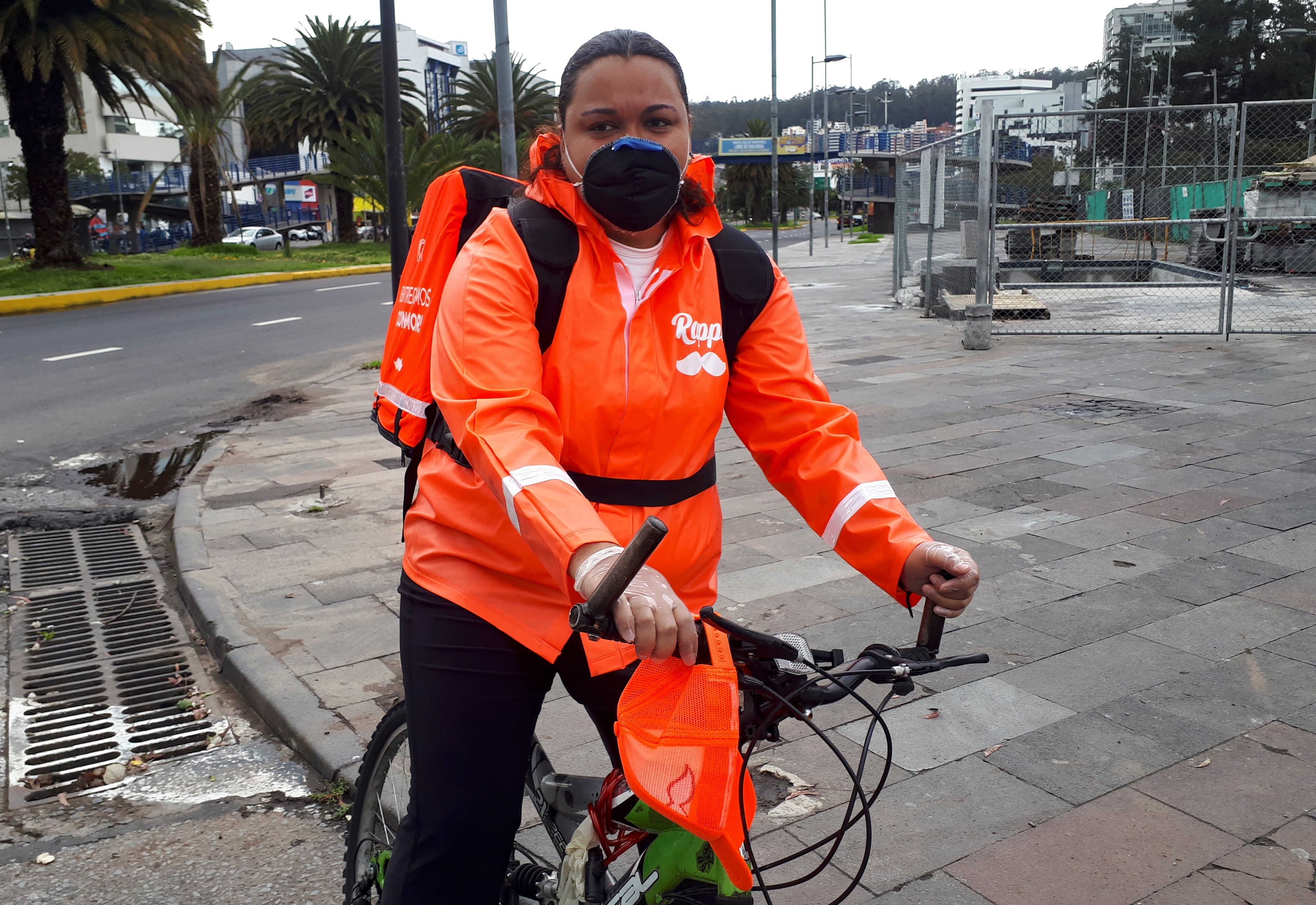 AME3017. QUITO (ECUADOR), 16/04/2020.- Fotografía fechada del 15 de abril que muestra a la repartidora de comida, la venezolana Virginia Ruiz, durante una entrevista con Efe en Quito (Ecuador), en la que aseguró: "hay muchas personas que se quieren volver porque las empresas han cerrado por el coronavirus y no hay ahorros". EFE/Elias Levy