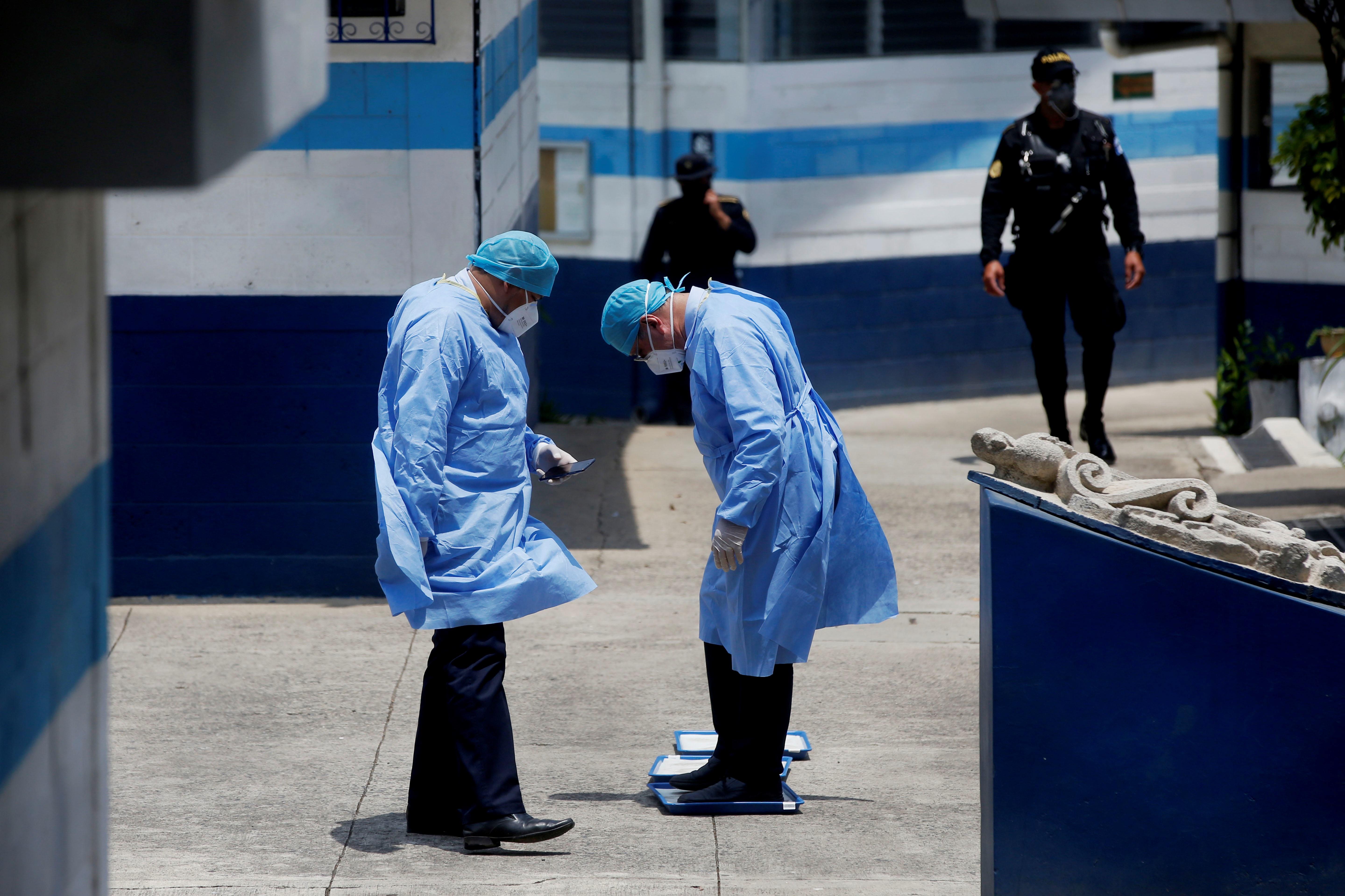 Personal de salud cumple un proceso de estricta limpieza en el albergue Ramiro De León Carpio, donde atienden a guatemaltecos retornados de EE. UU. (Foto Prensa Libre: EFE)