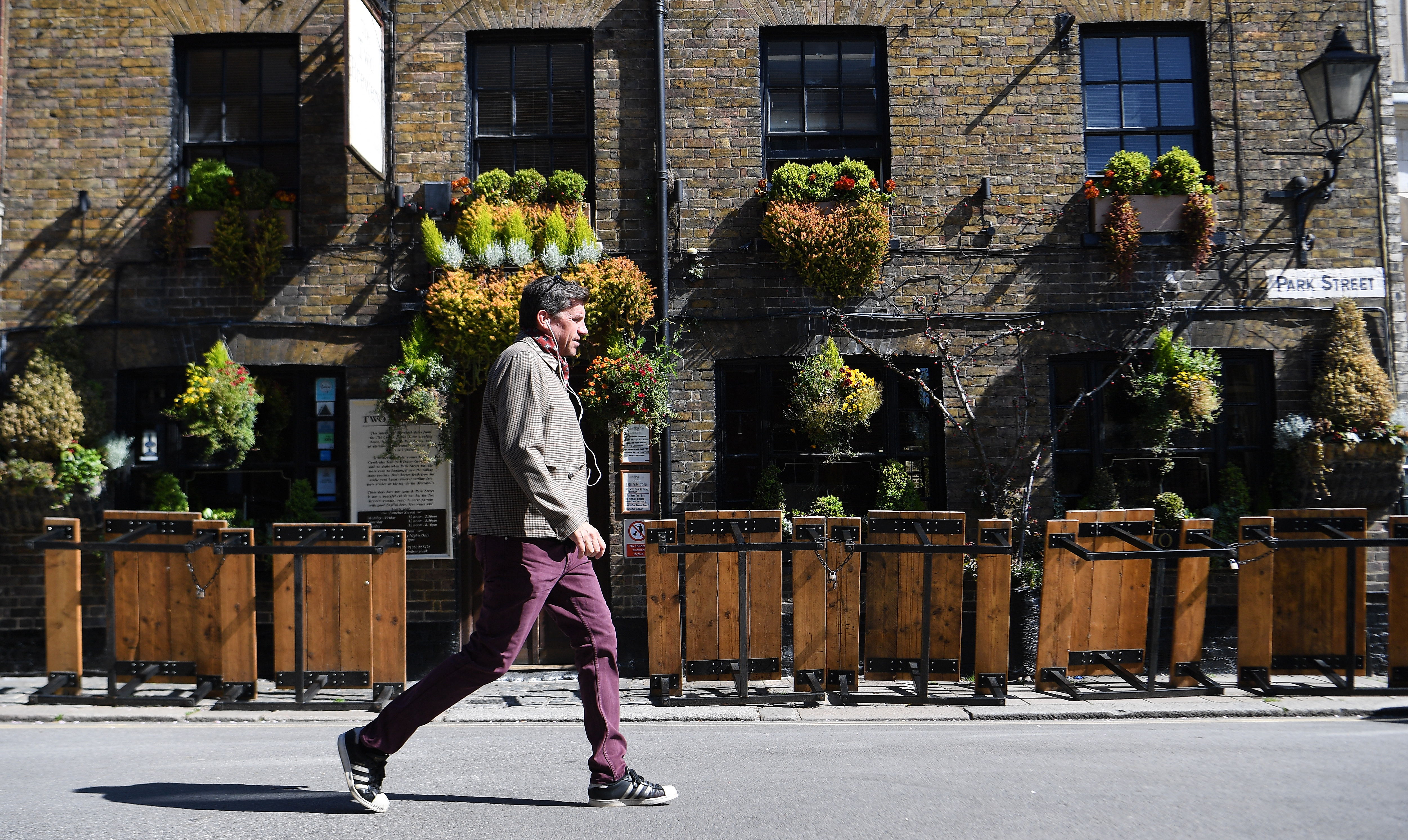 Windsor (United Kingdom), 20/04/2020.- A man walks past a closed pub outside Windsor Castle in Windsor, Britain, 20 April 2020. Windsor has seen little tourism since the beginning of the Coronavirus crisis, and with Chinese tourism the primary benefactor to the local economy locals are concerned for businesses. The British government has announced a further three week lockdown due to the Coronavirus pandemic. (Reino Unido) EFE/EPA/ANDY RAIN