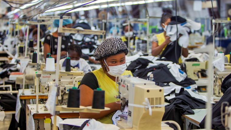 Miles de empresas en China comienzan a relajar la restricción y los trabajadores están regresando a sus labores. (Foto Prensa Libre: EFE)