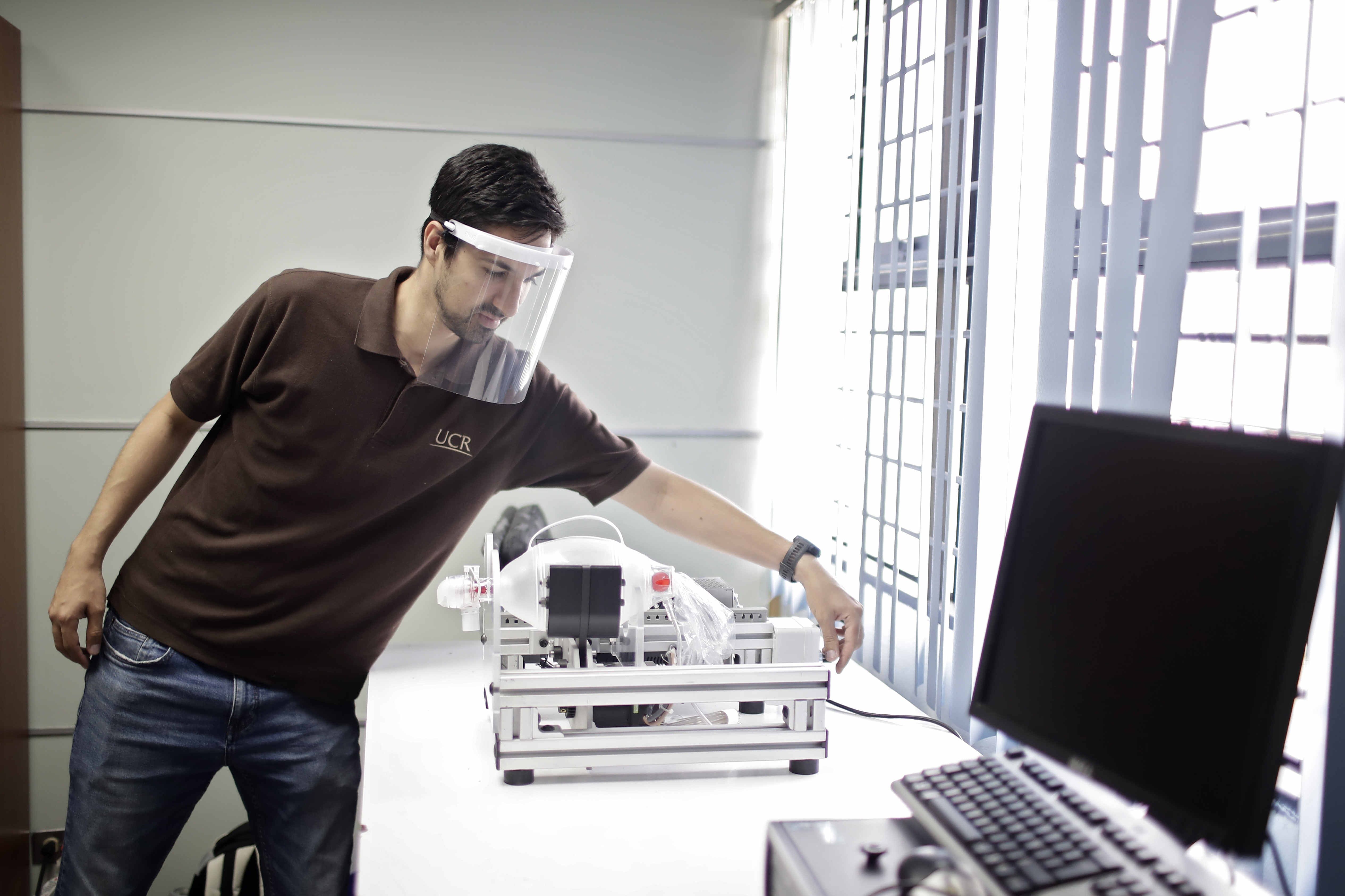 Los ingenieros en Costa Rica trabajan en otros equipos médicos como los respiradores mecánicos para atender los casos de coronavirus. (Foto Prensa Libre: EFE)