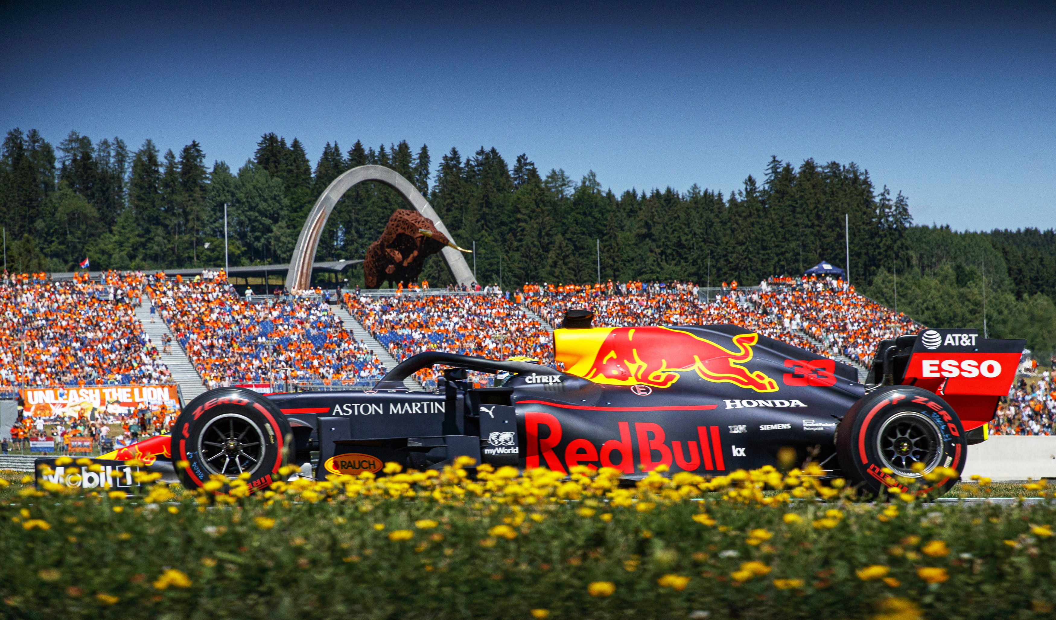 Red Bull, que corre en casa, ha ganado las últimas dos ediciones del Gran Premio de Austria, ambas logradas por el holandés Max Verstappen. (Foto Prensa Libre. EFE).