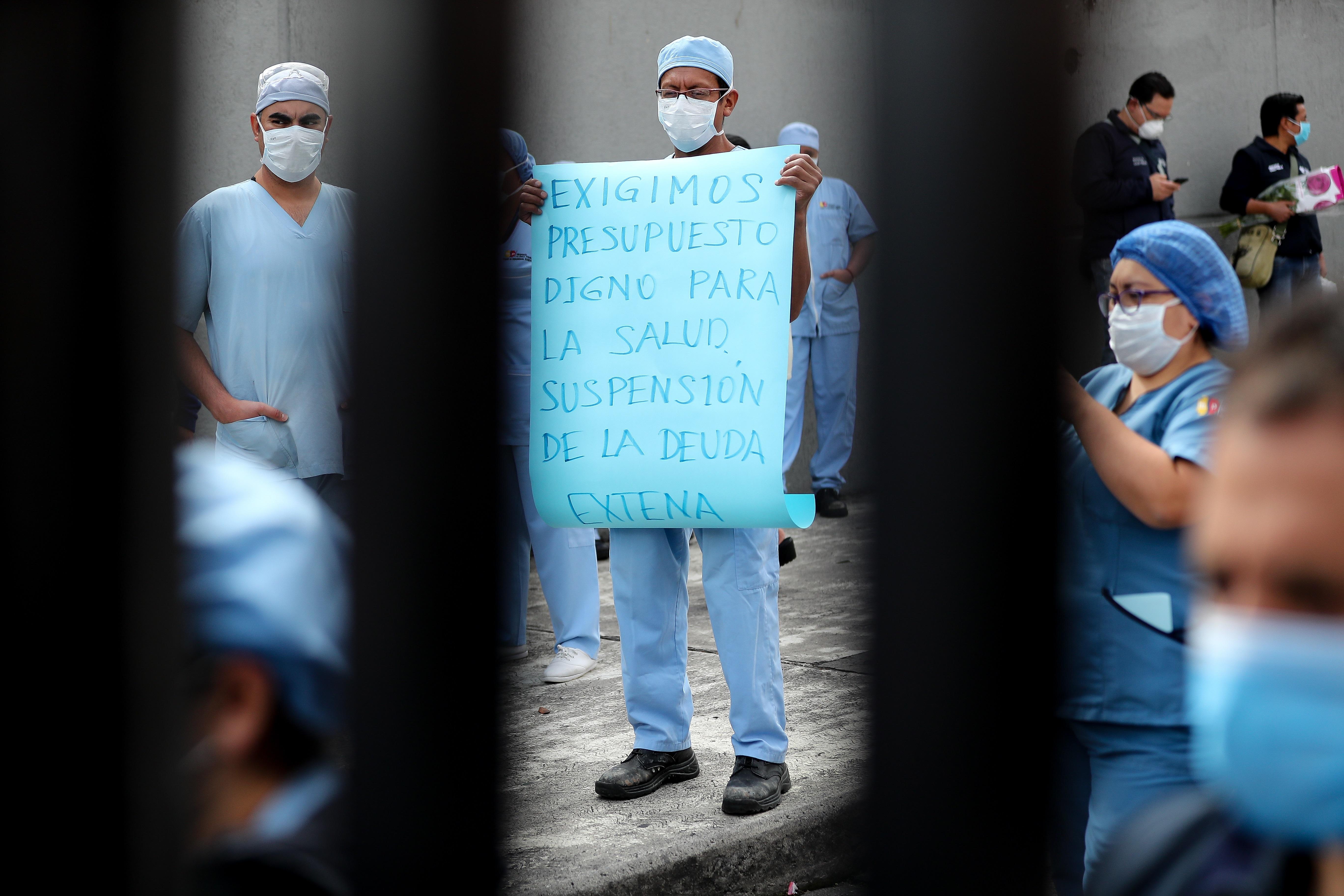Una protesta de médicos en Quito, Ecuador. EE. UU. considera que los limitados sistemas de salud son los principales retos de los países latinoamericanos para enfrentar al coronavirus. (Foto Prensa Libre: EFE)