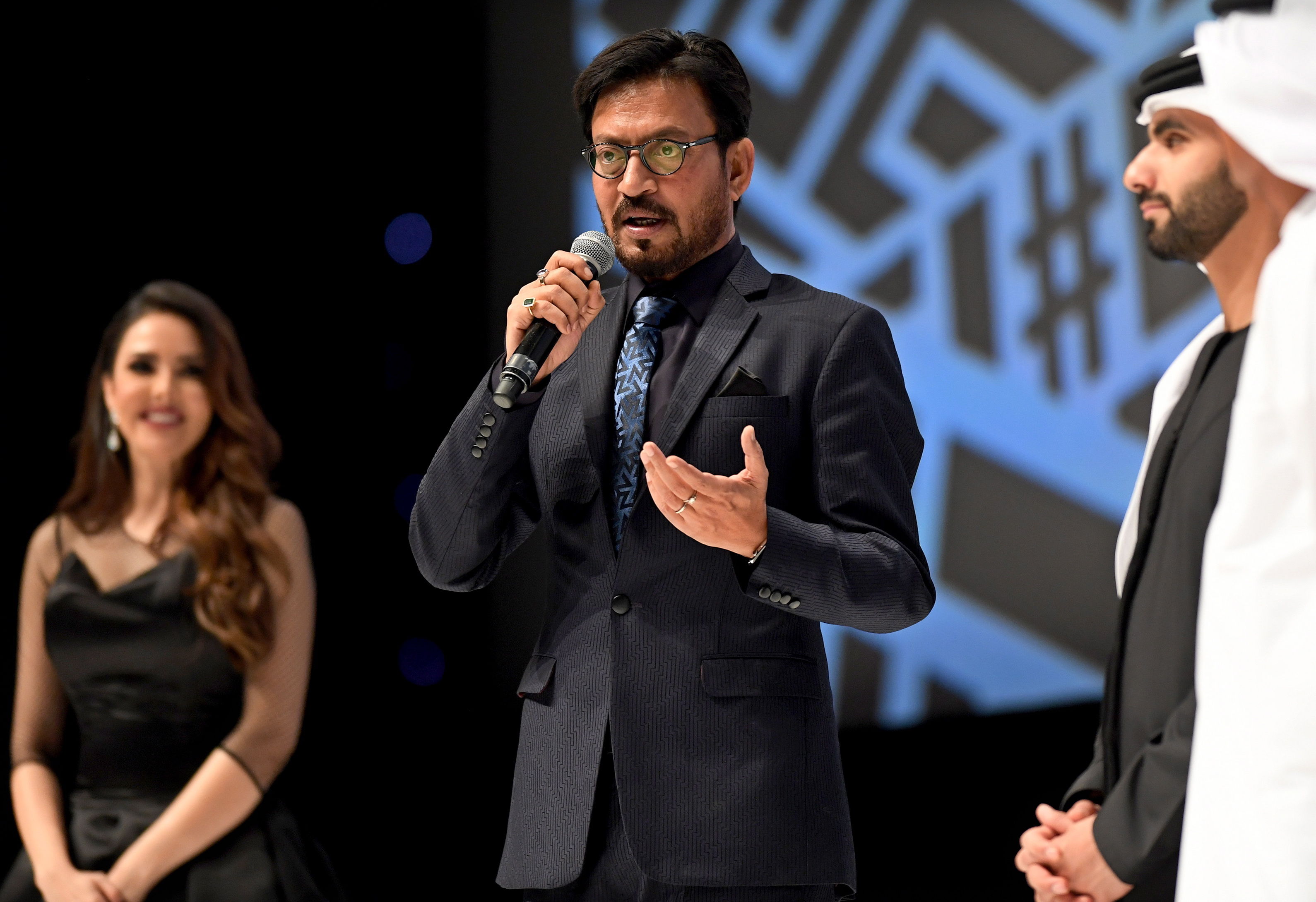 El actor Irrfan Khan después de recibir un premio a la trayectoria en el Festival Internacional de Cine en Dubai. (Foto Prensa Libre: EFE)