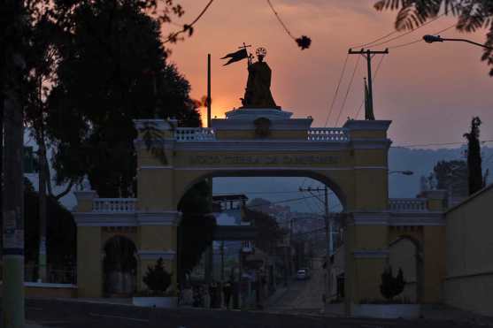 El sol se oculta detrás del arco del ingreso a la ciudad de Mixco en Guatemala. Foto Prensa Libre: Fernando Cabrera
