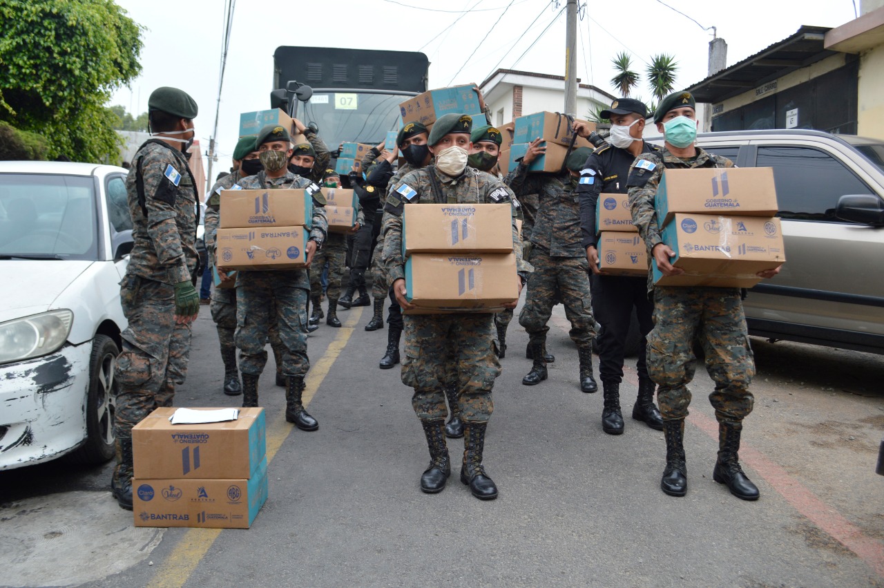Las fuerzas armadas empezaron el pasado domingo 5 de abril con la entrega de kitrs de alimentos. (Foto Prensa Libre: María René Barrientos)