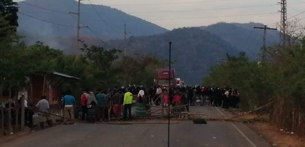 Vecinos bloquean paso en acceso a El Estor, Izabal. (Foto Prensa Libre: Dony Stewart).