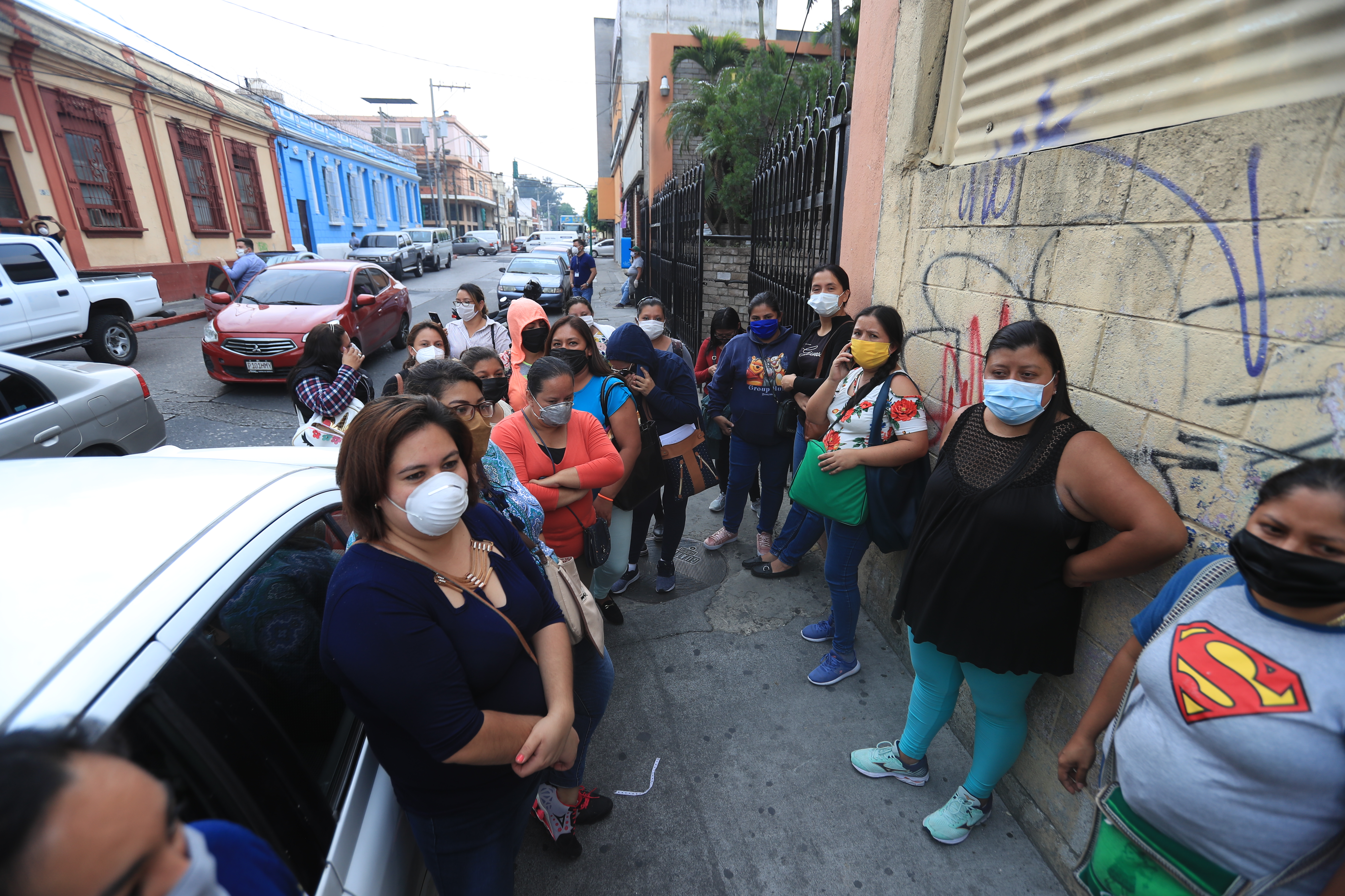 Un grupo de maestros se manifestaron frente a las oficinas administrativas del Ministerio de Educación porque las autoridades no les han pagado en los últimos cuatro meses. Esto fue en 2020.(Foto Prensa Libre: Juan Diego González)  