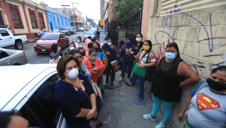 Un grupo de maestros se manifestaron frente a las oficinas administrativas del Ministerio de Educación porque las autoridades no les han pagado en los últimos cuatro meses. Esto fue en 2020.(Foto Prensa Libre: Juan Diego González)  