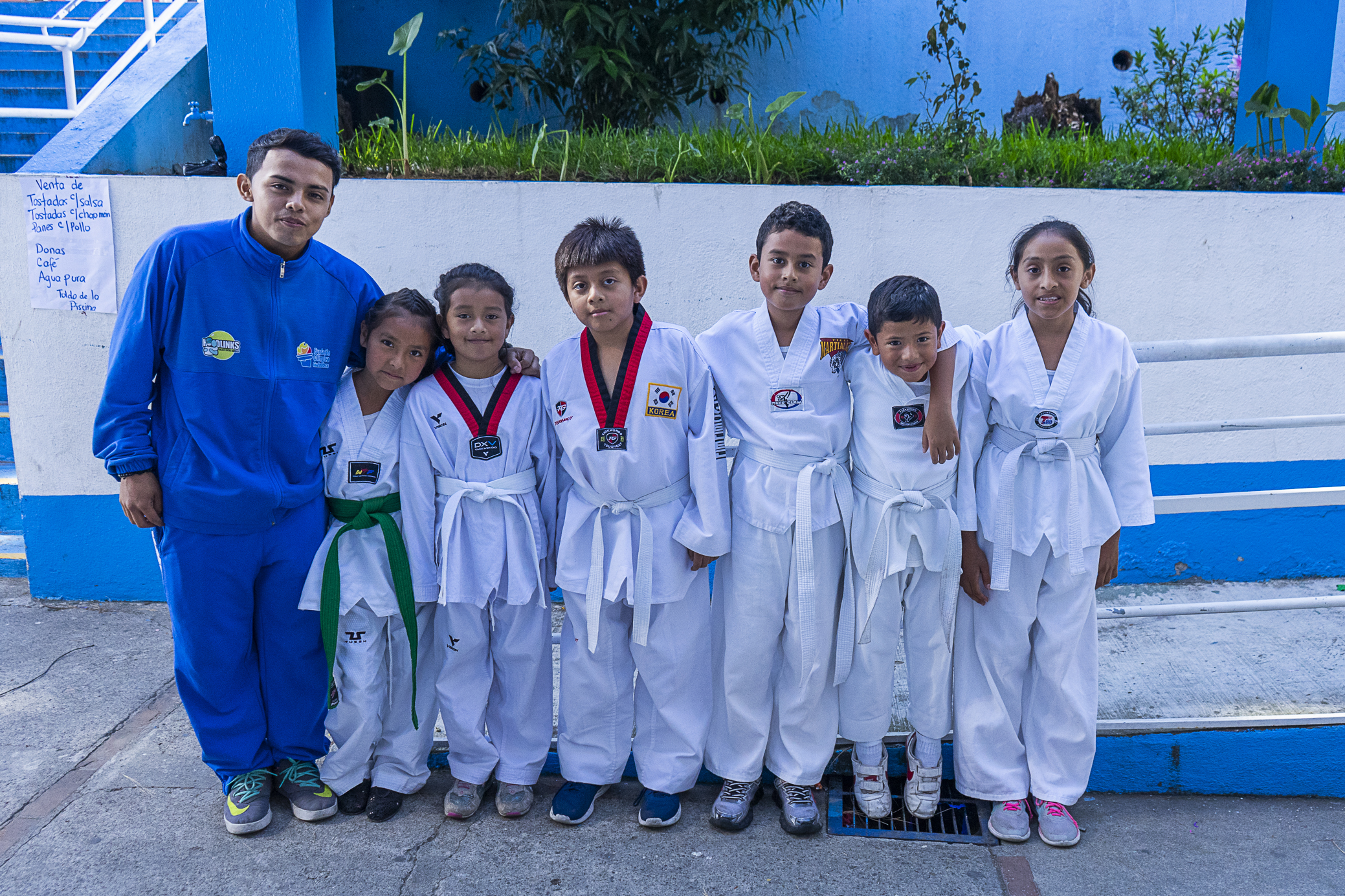 Carlos Cruz, junto a sus alumnos de taekwondo. (Foto Prensa Libre: Cortesía Funog)