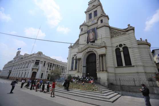 Frente a la iglesia se colocó la cruz en la que se llevaba a cabo el acto de crucifixión el Viernes Santo. Foto Prensa Libre: Juan Diego González