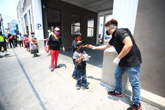 Restaurante 5ta Solana frente al palacio nacional, regala más de 150 almuerzos a personas necesitadas. Foto Prensa Libre: Carlos Hernández