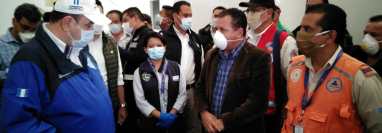 El presidente Alejandro Giammattei durante su recorrido en el hospital en construcción en Quetzaltenango. (Foto Prensa Libre: María José Longo).