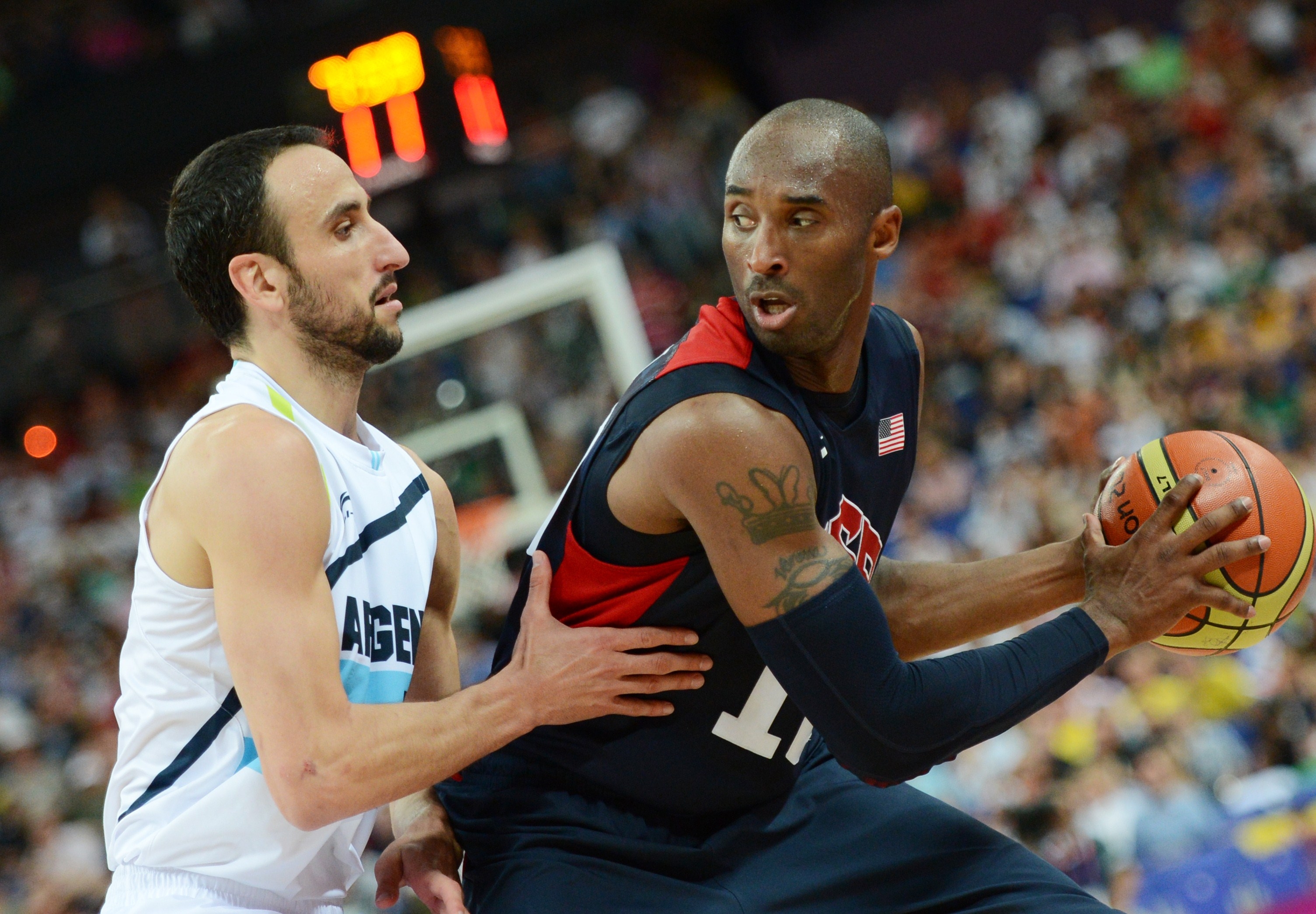 Ginóbili y Bryant fueron rivales en la cancha pero amigos fuera de ella. (Foto Prensa Libre: AFP)