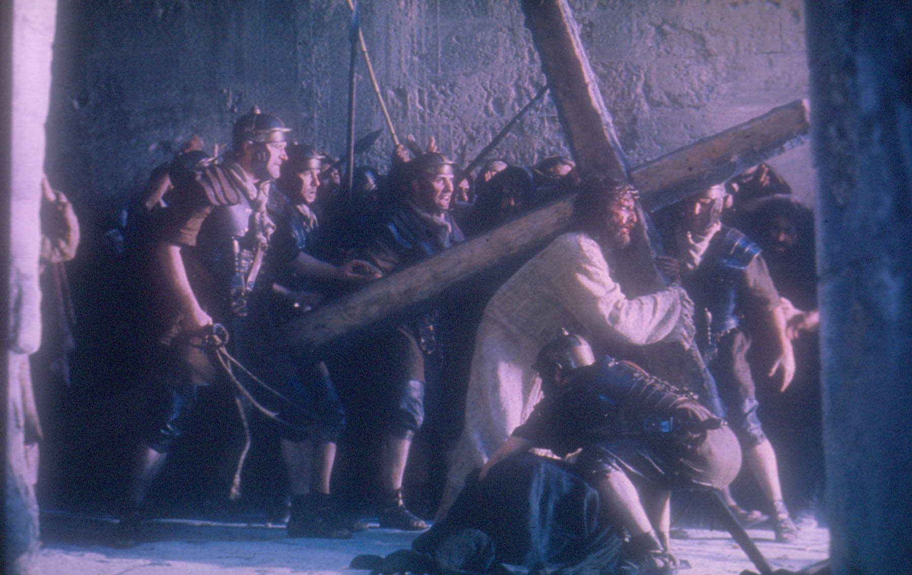 El actor Jim Caviezel que interpreta el papel de Jesús, carga la Cruz, en una escena de la película La Pasión de Cristo, dirigida por el también actor Mel Gibson. (Foto Prensa Libre: EFE)