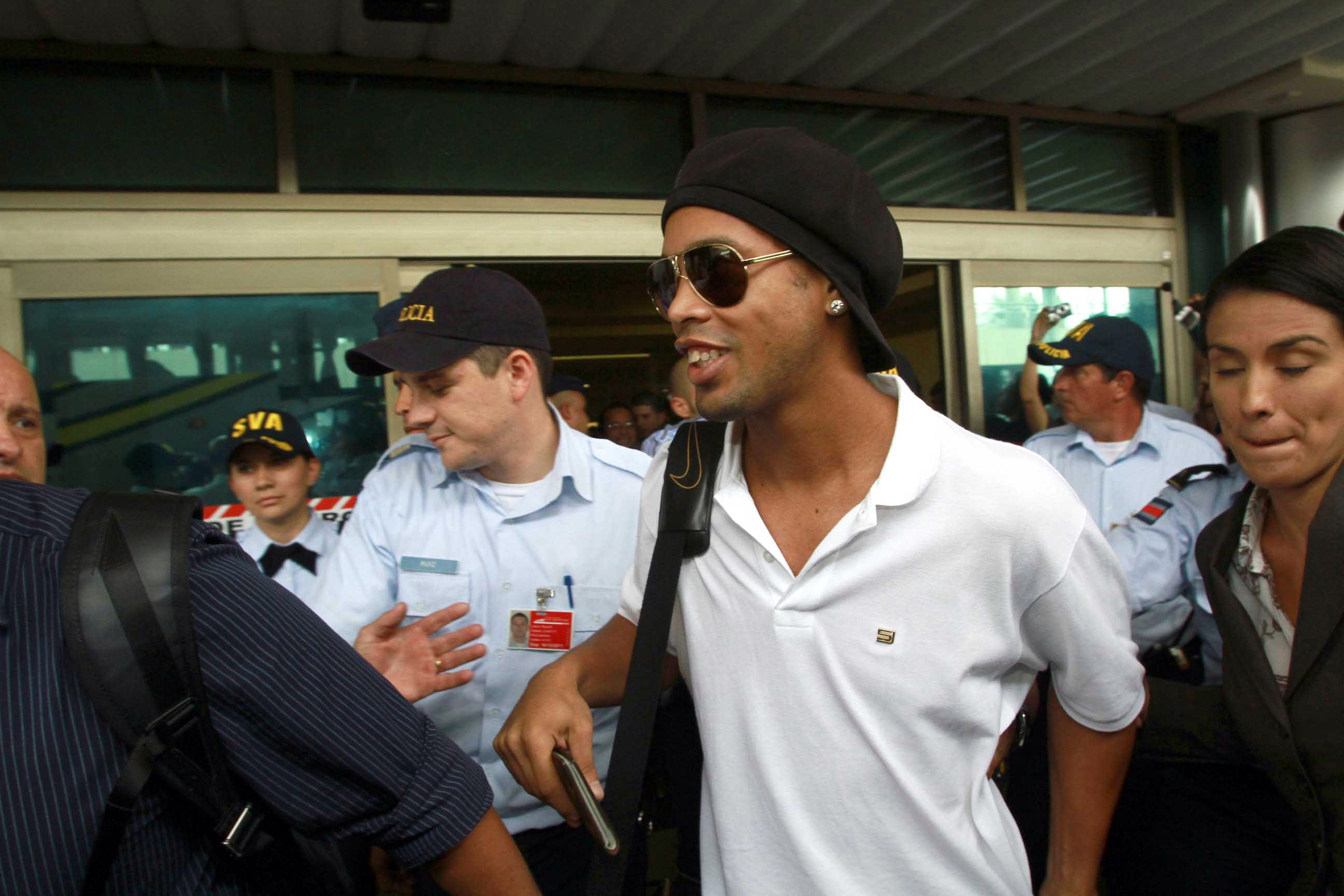 Ronaldinho cumplió el lunes un mes de estar en prisión, en Paraguay. (Foto Prensa Libre: EFE)