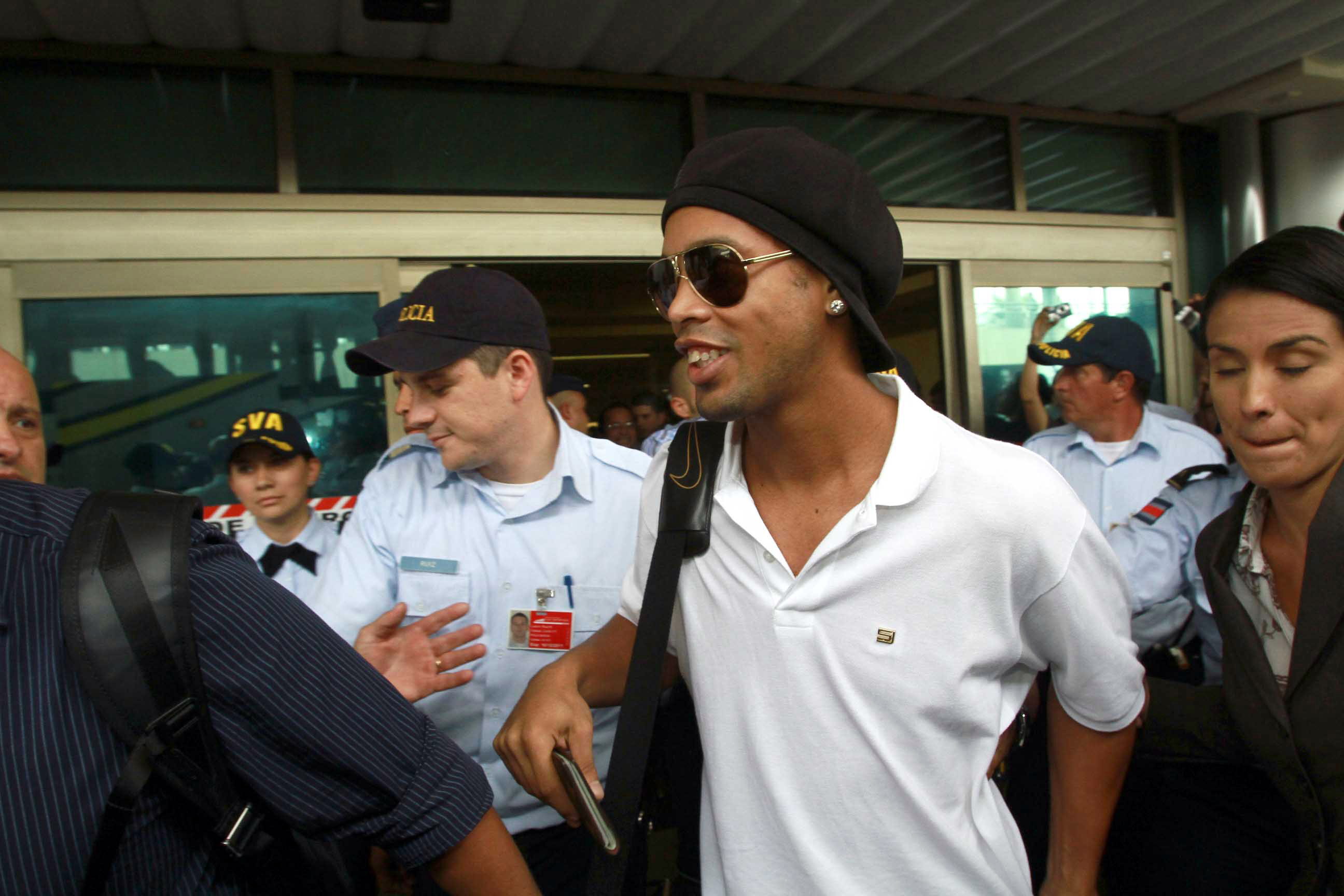 Ronaldinho cumplió el lunes un mes de estar en prisión, en Paraguay. (Foto Prensa Libre: Hemeroteca PL)