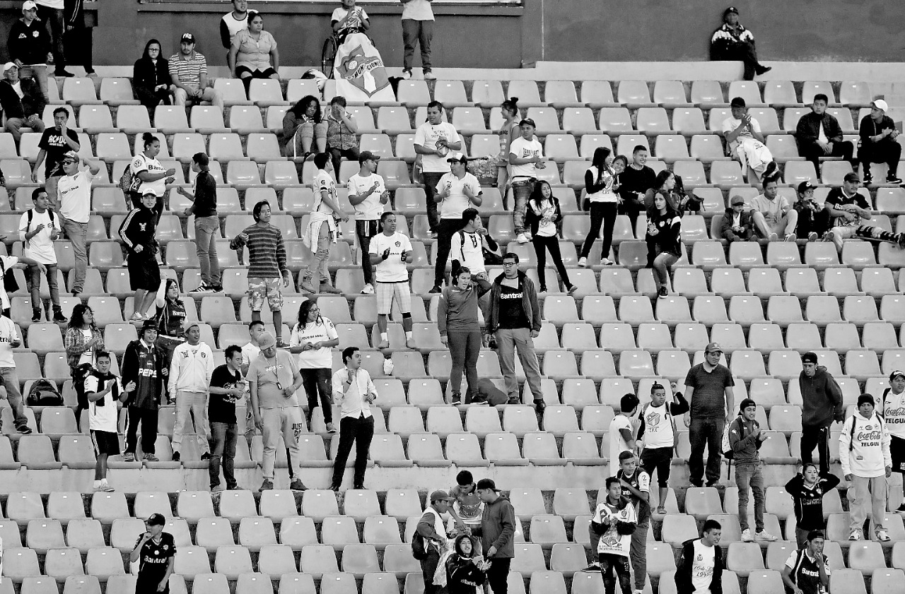 Los aficionados todavía no podrán asistir a los estadios, pero la taquilla no es un factor para mantener las plantillas de los clubes. (Foto Prensa Libre: Hemeroteca PL)