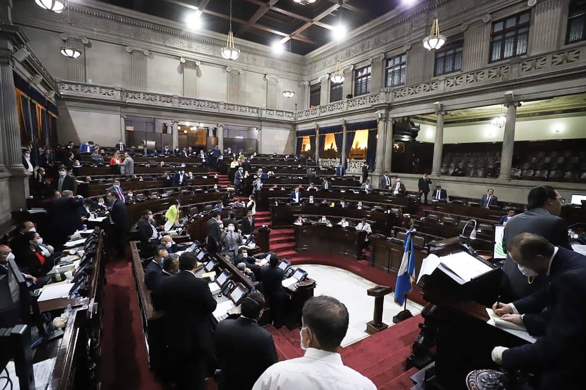 Los diputados trabajaron durante la madrugada de este viernes para aprobar leyes en apoyo a los guatemaltecos afectados por la emergencia de covid-19. (Foto Prensa Libre: Congreso)