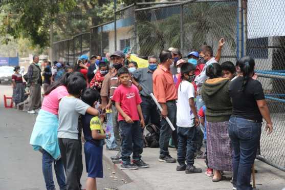 Personas esperan que abra el comedor del gobierno ubicado en la 10ma. Avenida y 20 calle, zona 1. Foto Prensa Libre: Érick Ávila