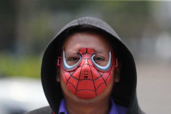 Una persona luce una mascarilla con la imagen de Spiderman en el Centro Histórico de Guatemala. Foto Prensa Libre: Érick Ávila